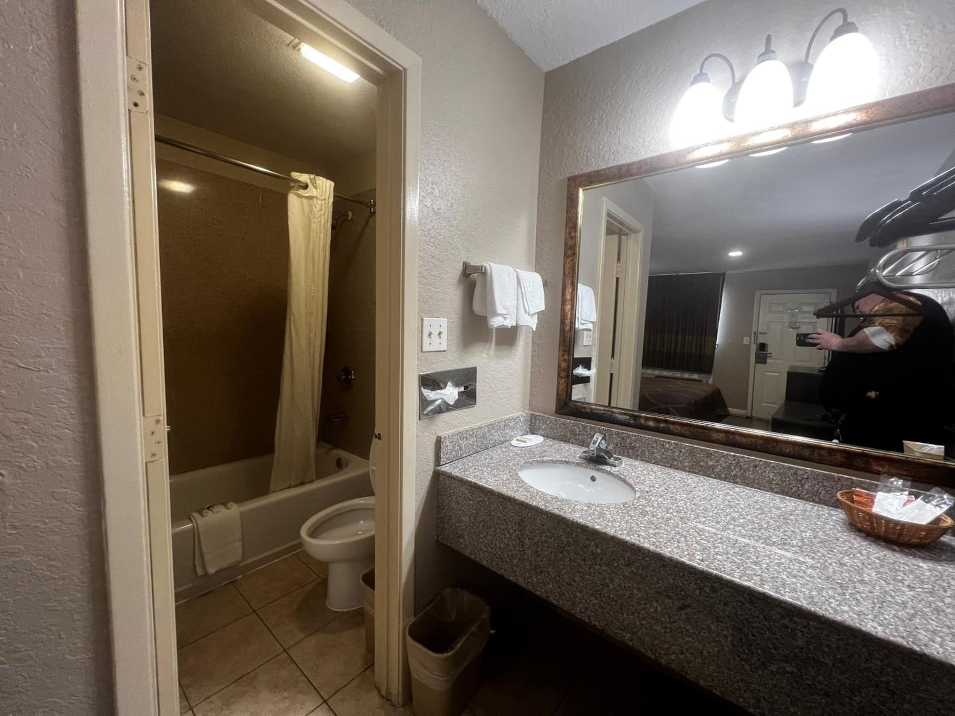 Super 8 by Wyndham La Marque TX/Texas City Area property views in La Marque, TX — gallery photo 3
