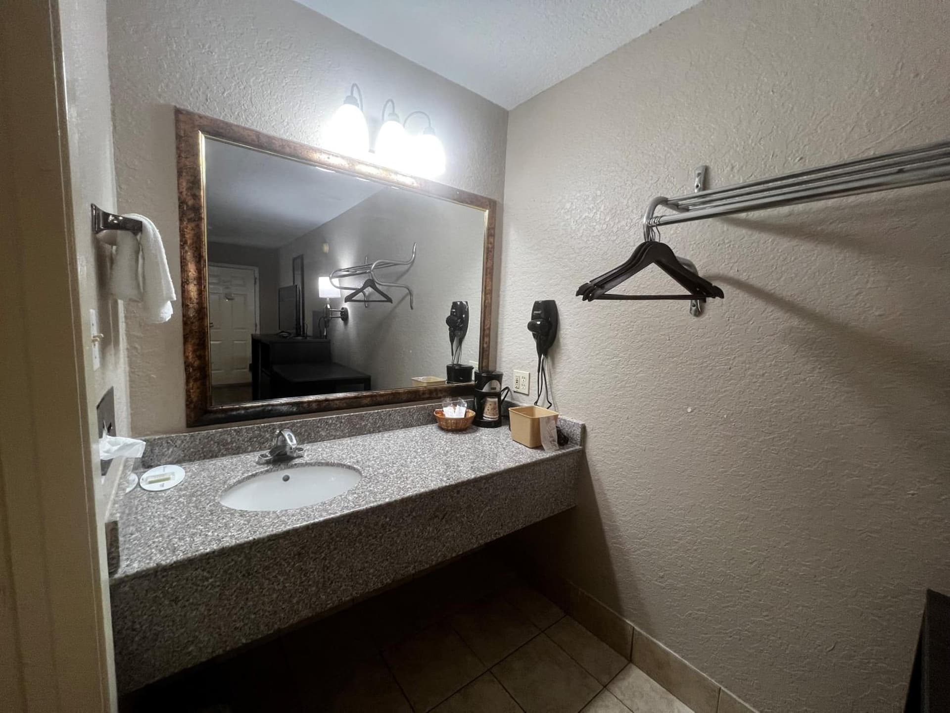 Super 8 by Wyndham La Marque TX/Texas City Area interior in La Marque, TX — gallery photo 2