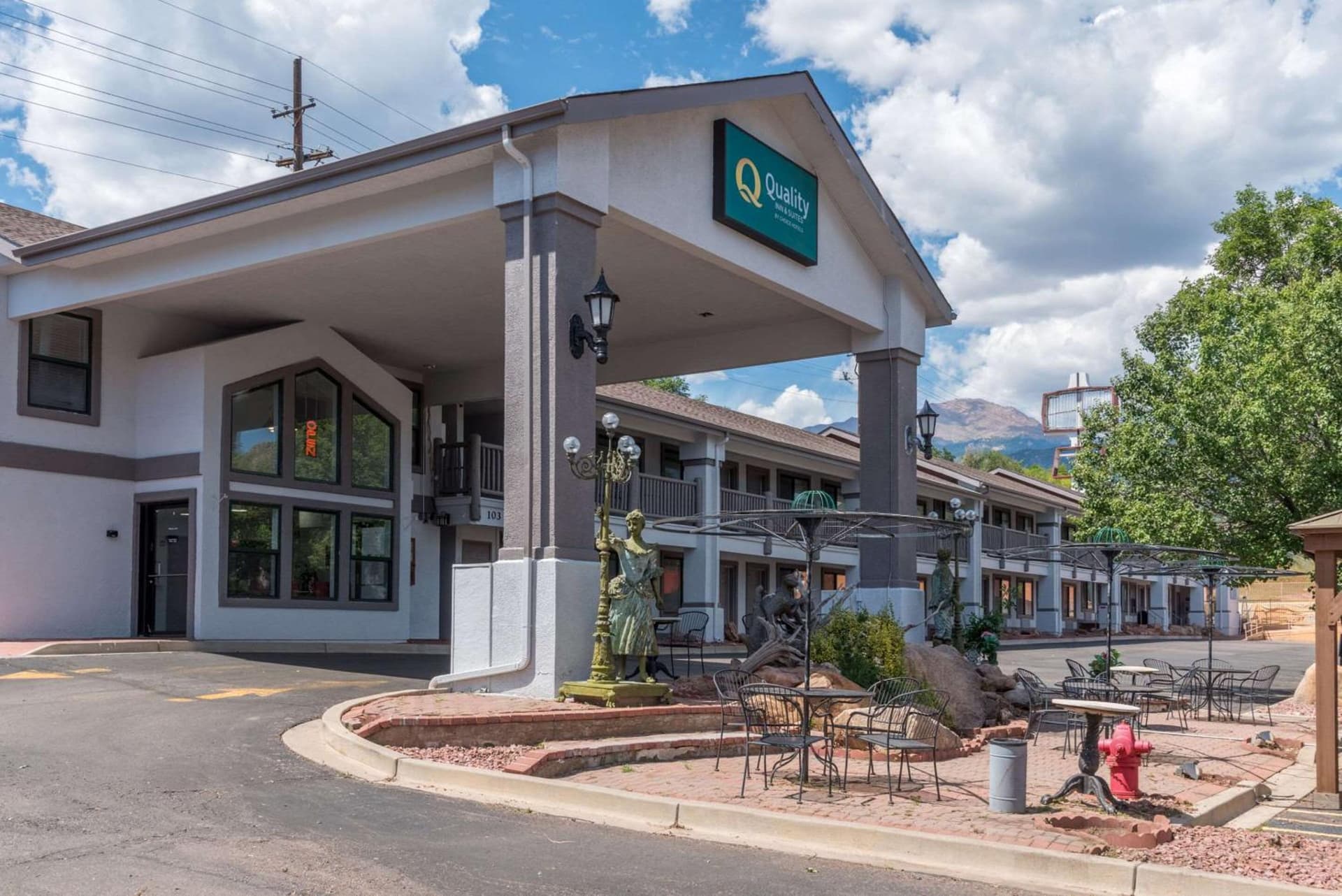 Quality Inn & Suites Manitou Springs at Pikes Peak interior in Manitou Springs, CO — gallery photo 2