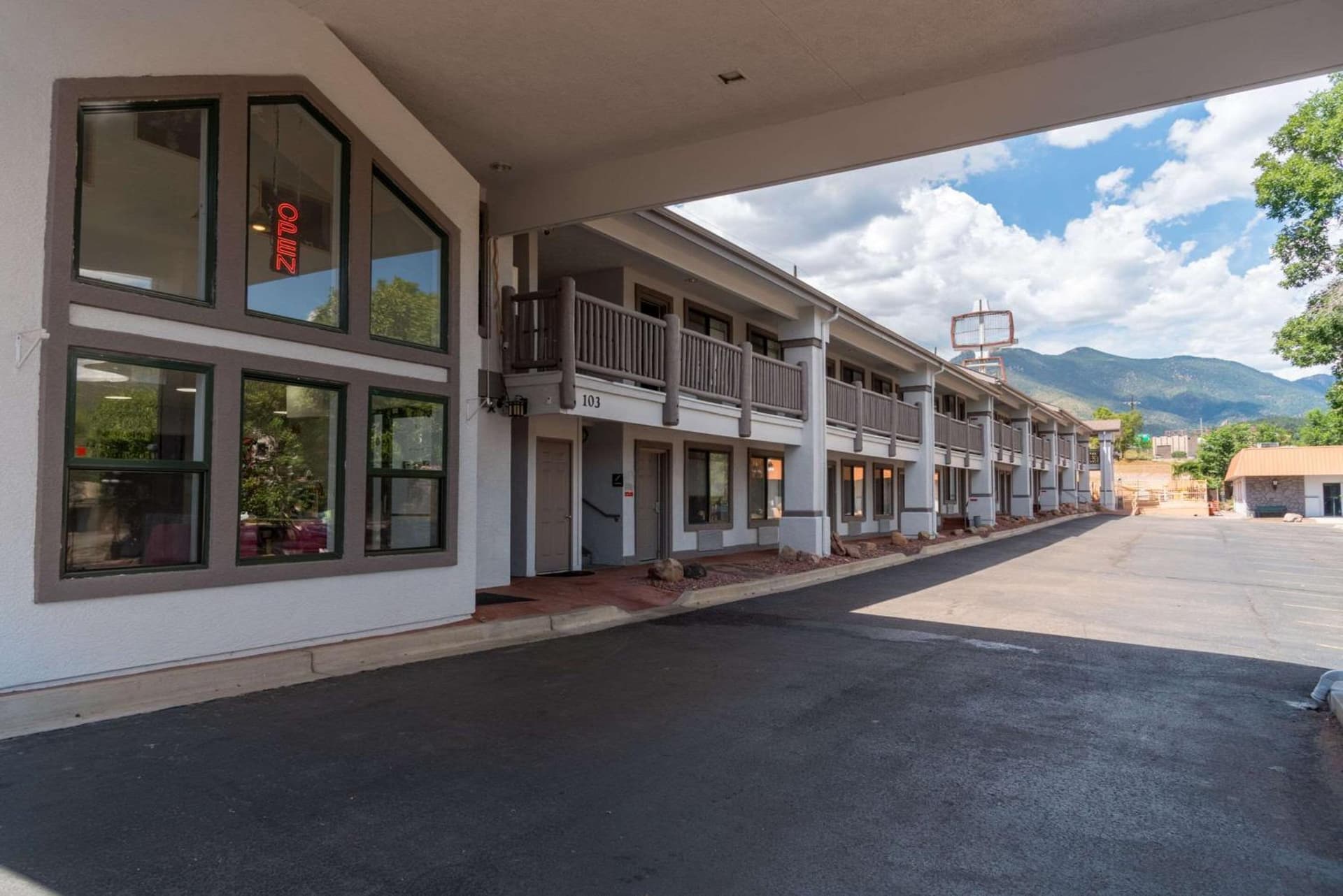 Quality Inn & Suites Manitou Springs at Pikes Peak property views in Manitou Springs, CO — gallery photo 3
