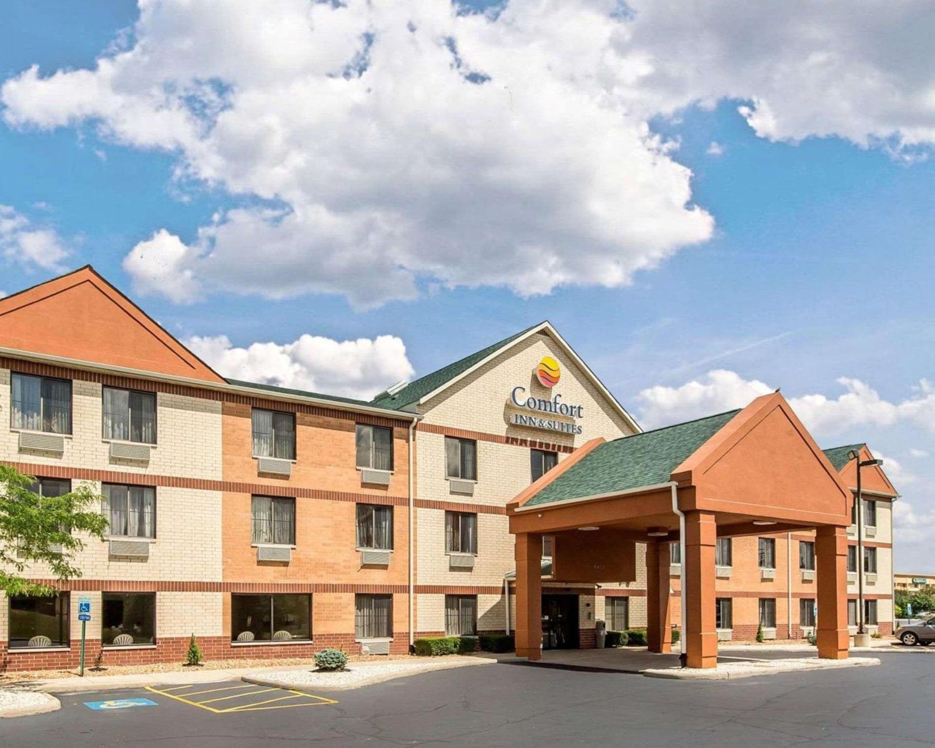 Comfort Inn & Suites near Tinley Park Amphitheater featured exterior or lobby in Tinley Park, IL — similar hotel