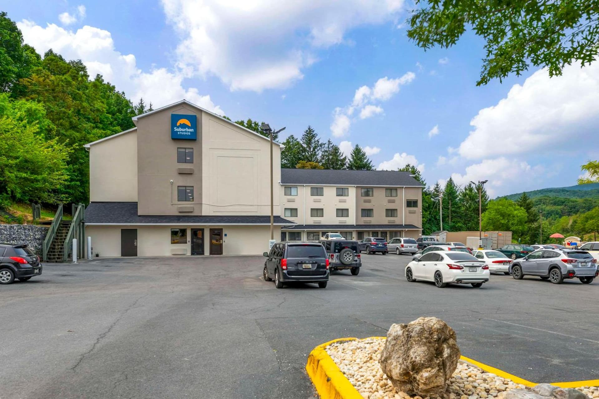 Suburban Studios LaVale - Cumberland featured exterior or lobby in La Vale, MD — similar hotel