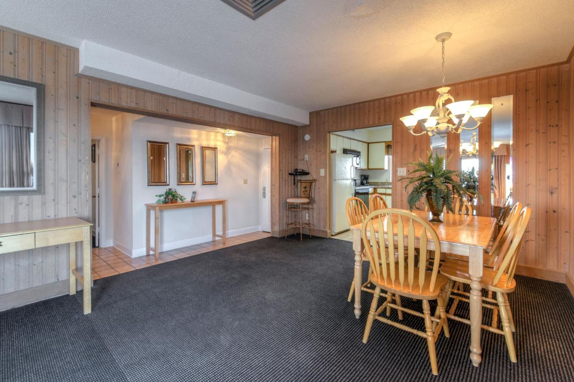 Kingfisher Inn interior in Garden City Beach — gallery photo 2