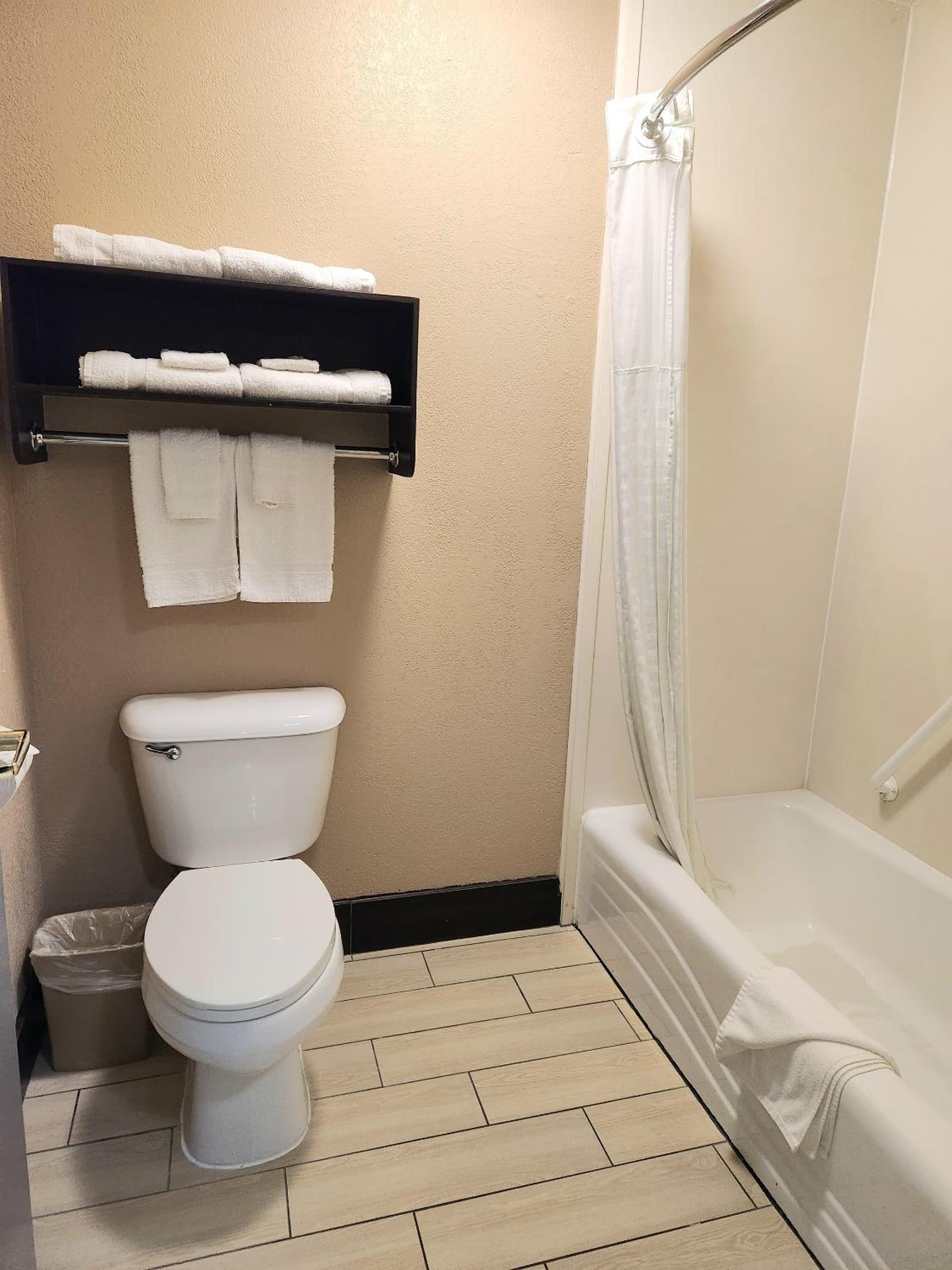 Days Inn by Wyndham Rosenberg property views in Rosenberg, TX — gallery photo 3