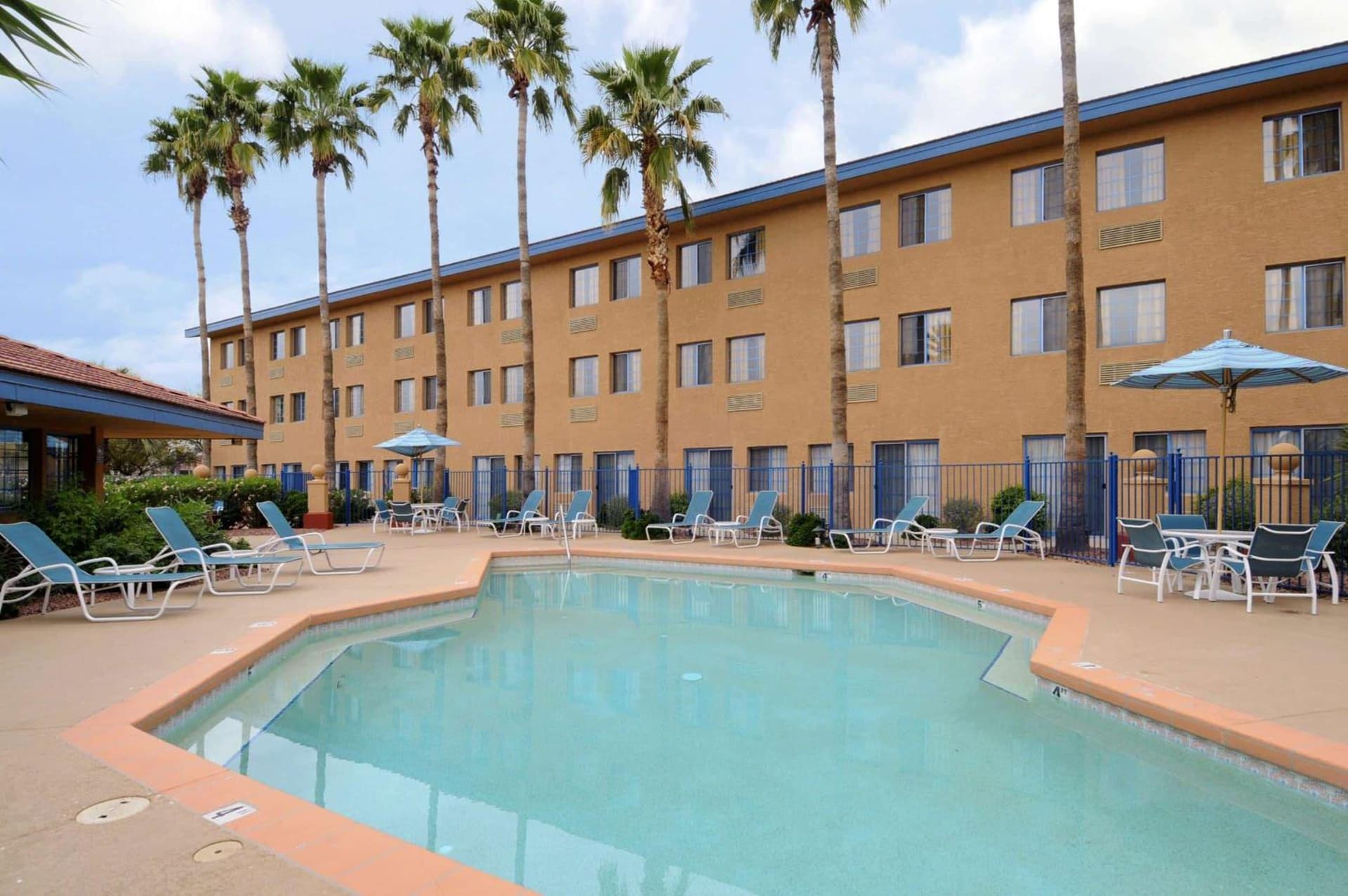 Days Inn & Suites by Wyndham Mesa Near Phoenix property views in Mesa, AZ — gallery photo 3