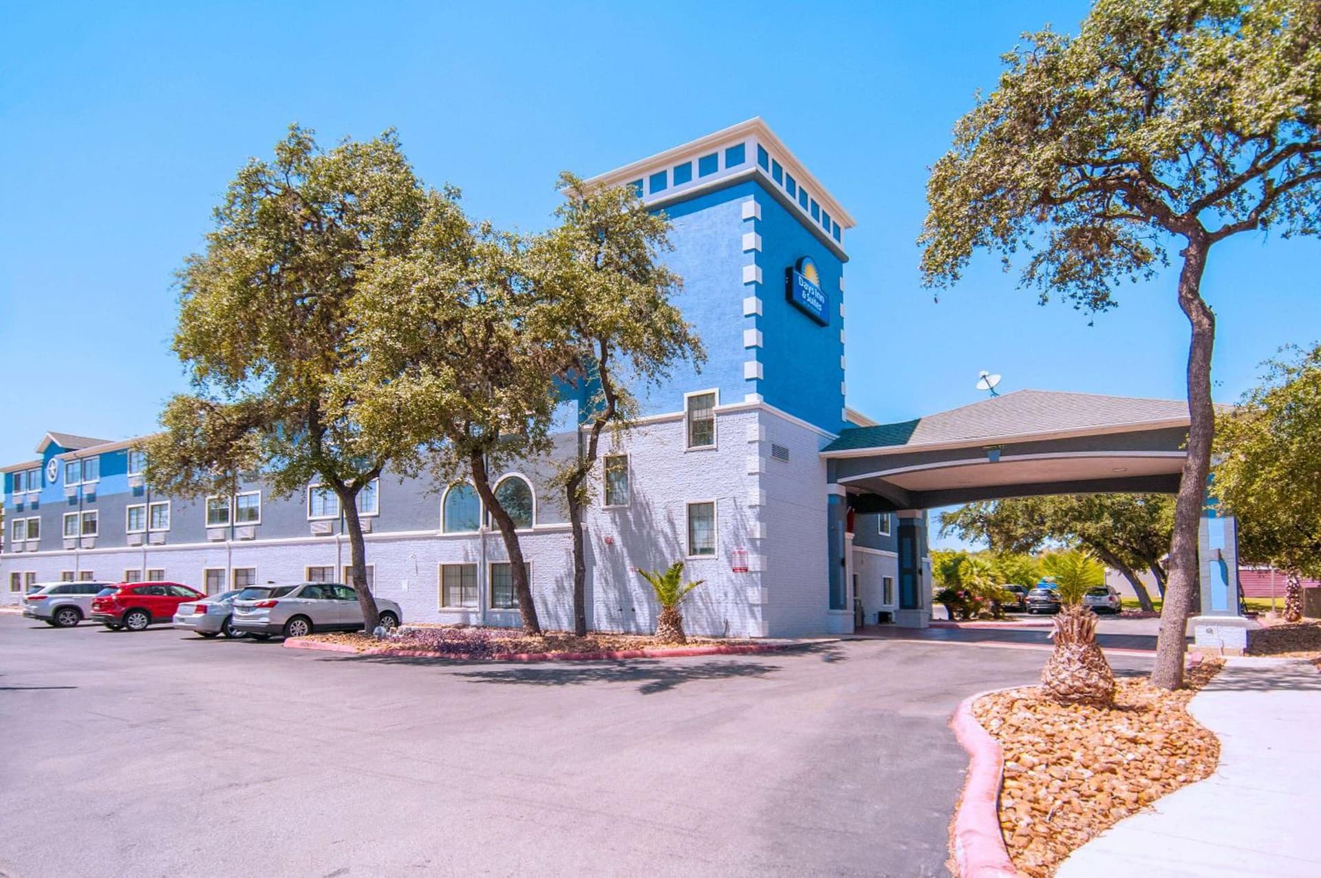 Days Inn & Suites by Wyndham San Antonio North/Stone Oak interior in San Antonio, TX — gallery photo 2