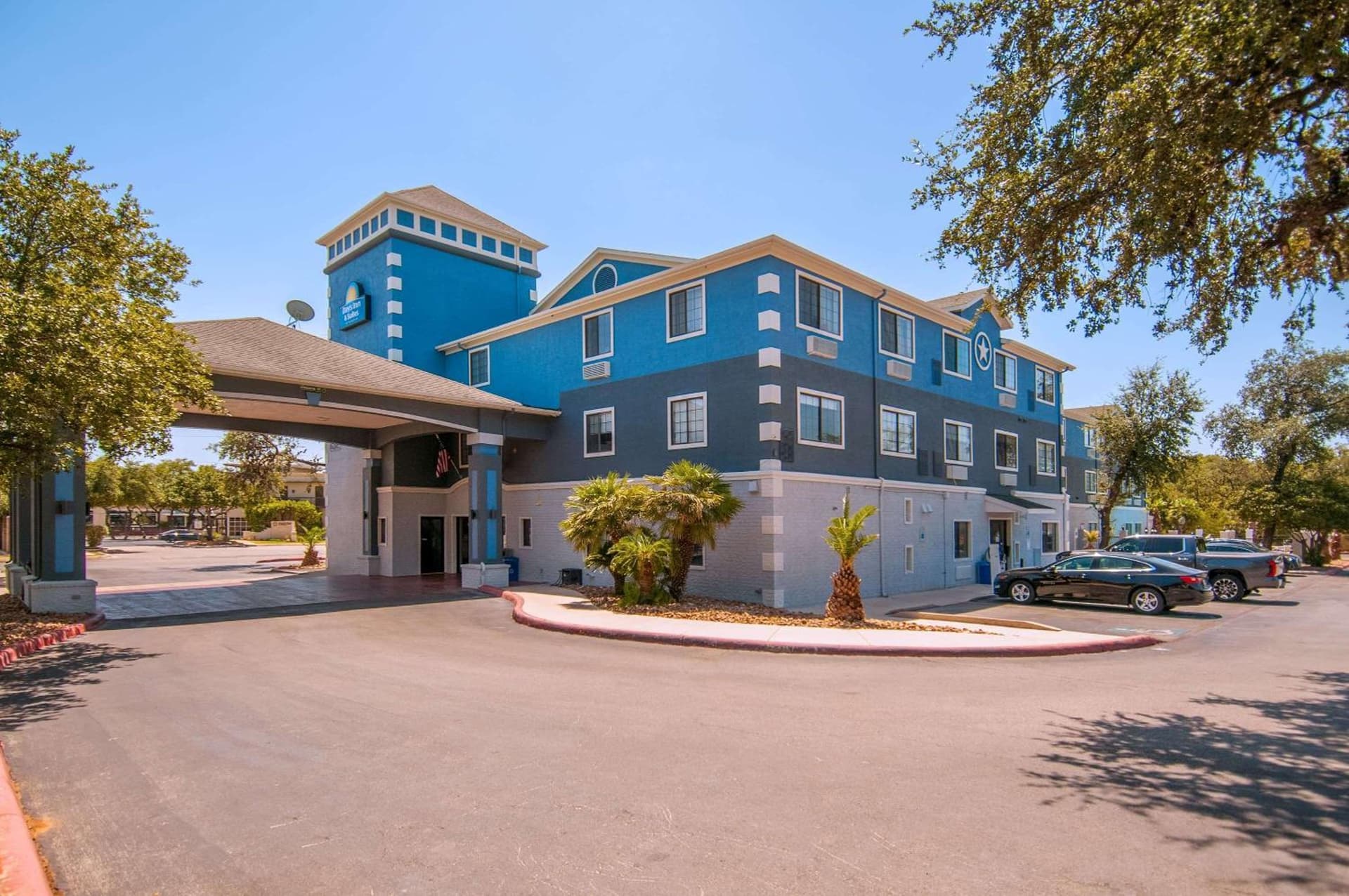 Days Inn & Suites by Wyndham San Antonio North/Stone Oak property views in San Antonio, TX — gallery photo 3