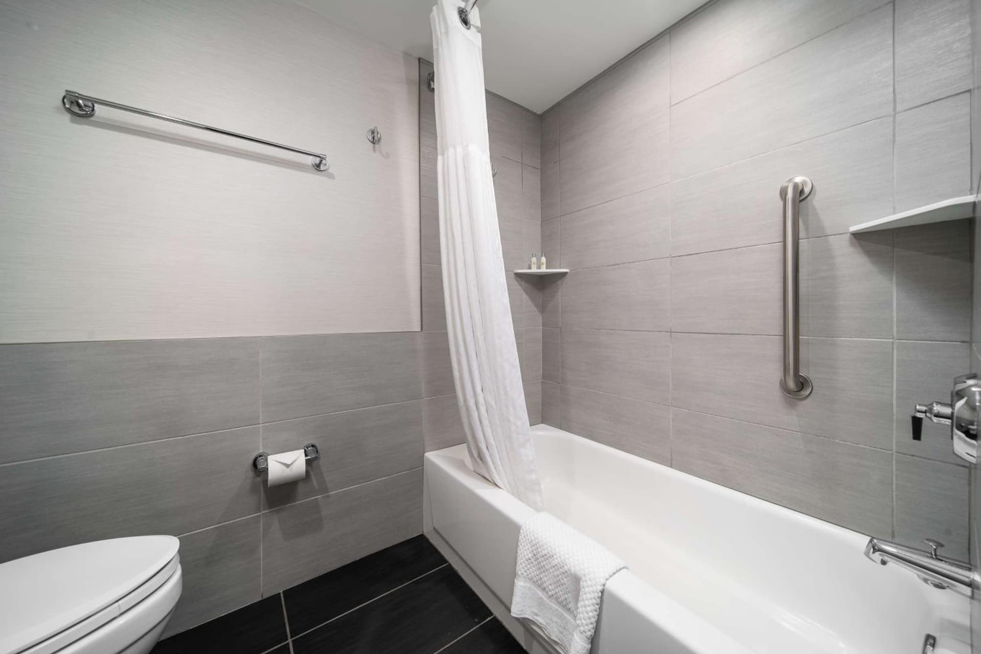 DoubleTree by Hilton Racine Harbourwalk gallery photo in Racine, WI — image 9