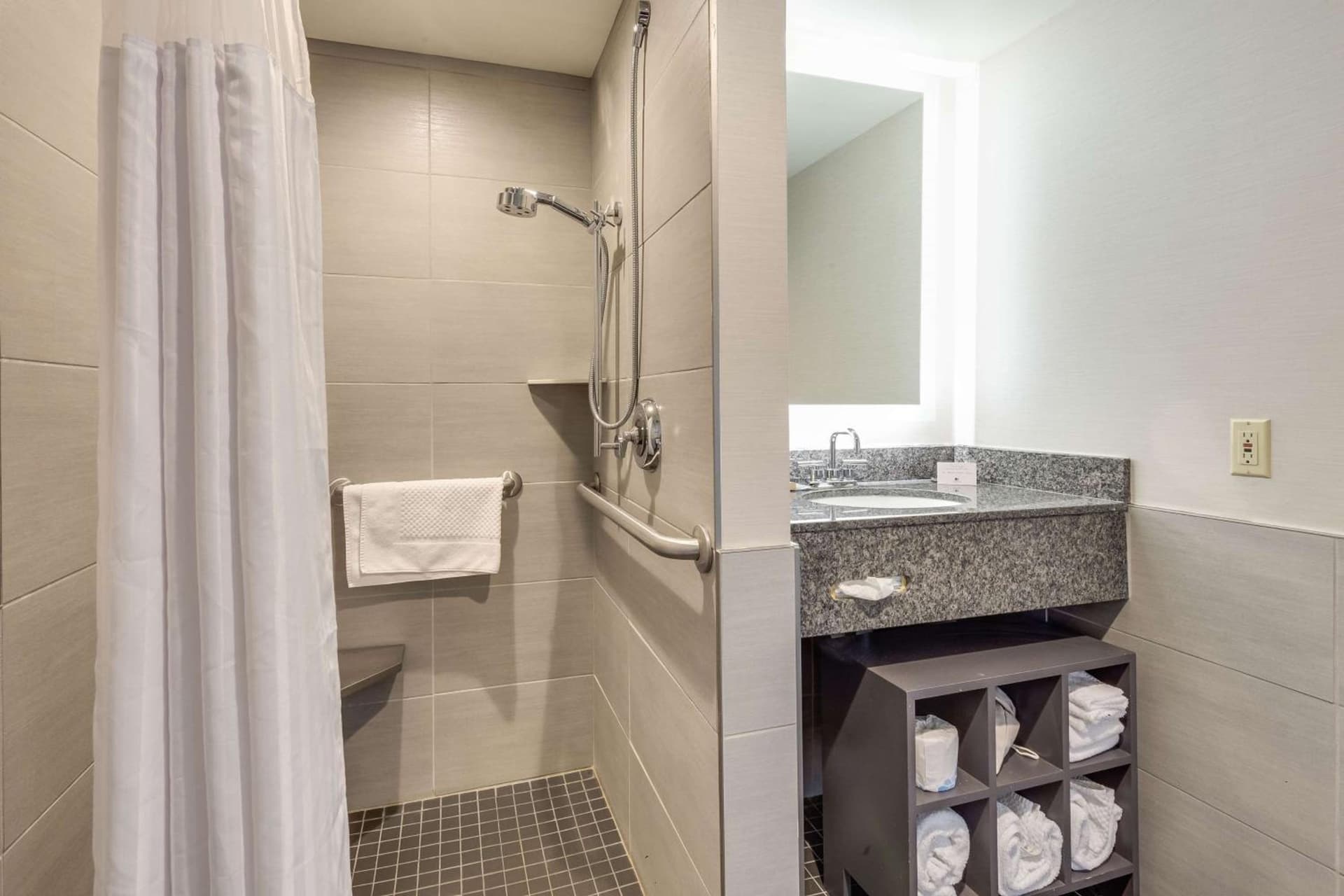 DoubleTree by Hilton Racine Harbourwalk gallery photo in Racine, WI — image 58