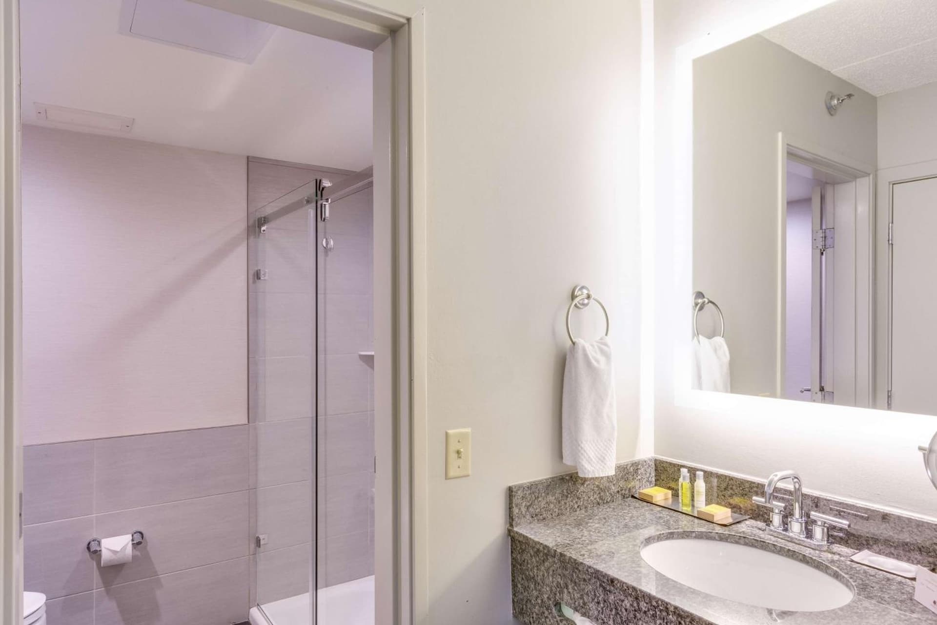 DoubleTree by Hilton Racine Harbourwalk gallery photo in Racine, WI — image 23