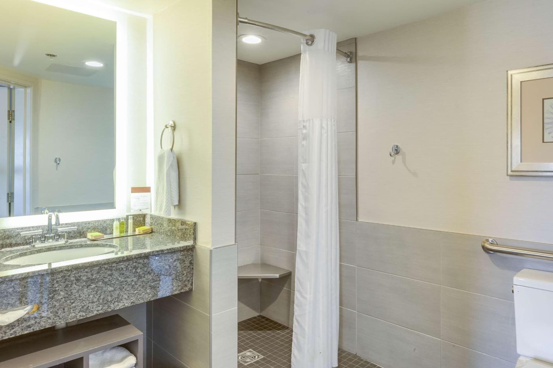 DoubleTree by Hilton Racine Harbourwalk gallery photo in Racine, WI — image 50