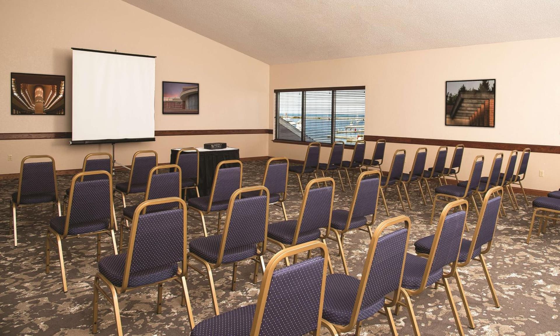DoubleTree by Hilton Racine Harbourwalk gallery photo in Racine, WI — image 71
