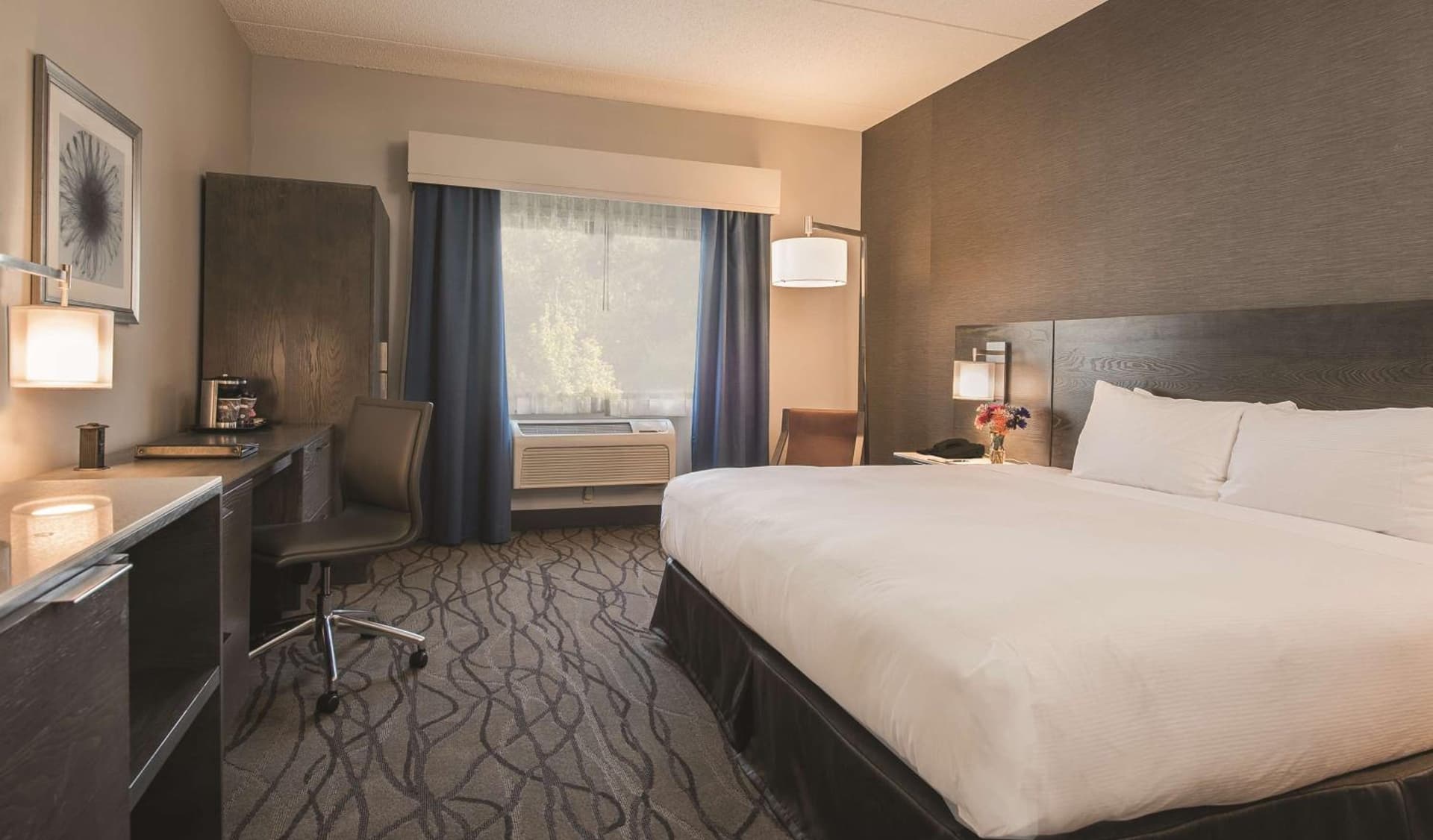 DoubleTree by Hilton Racine Harbourwalk gallery photo in Racine, WI — image 32