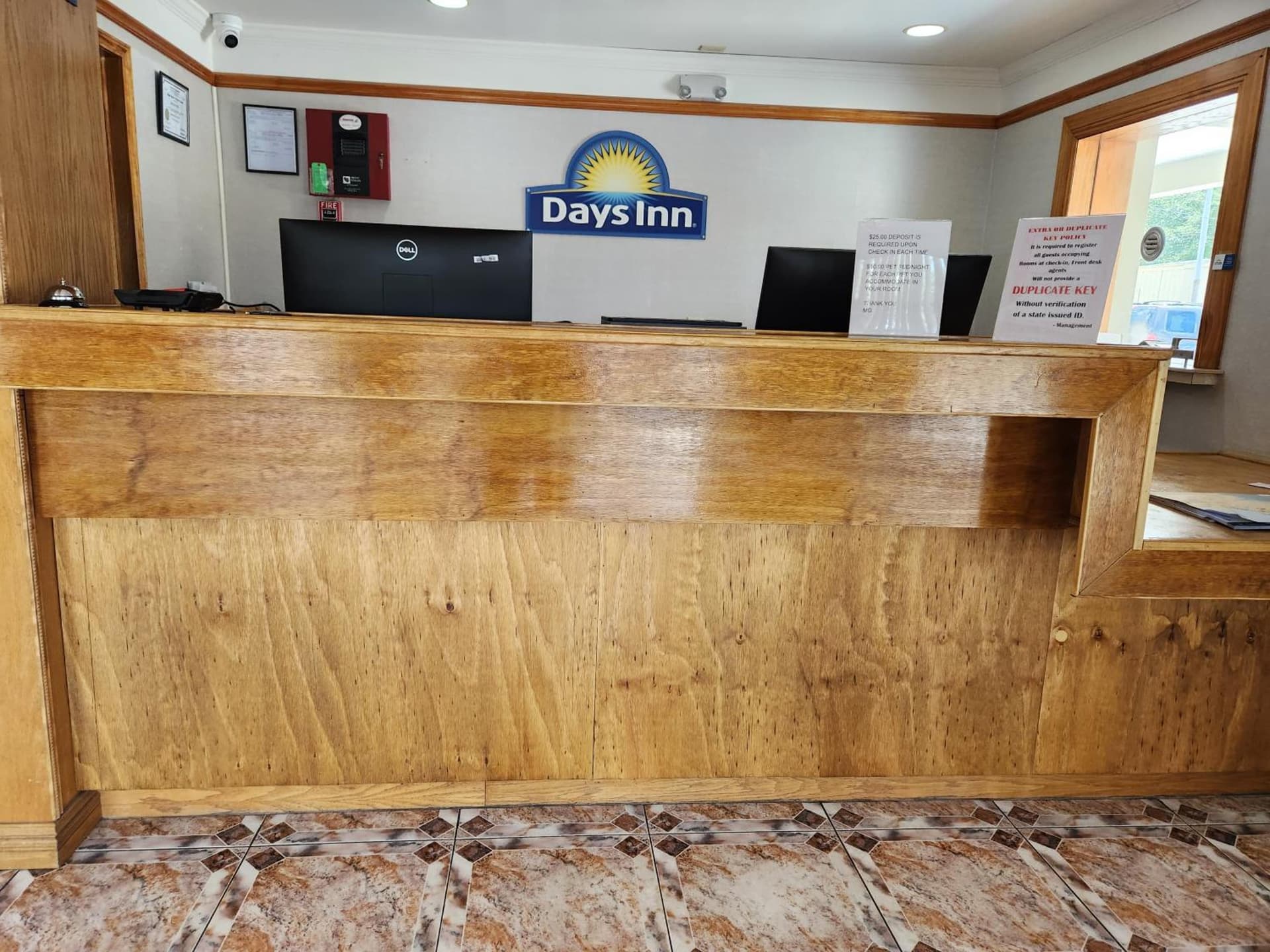 Days Inn by Wyndham Slidell interior in Slidell, LA — gallery photo 2