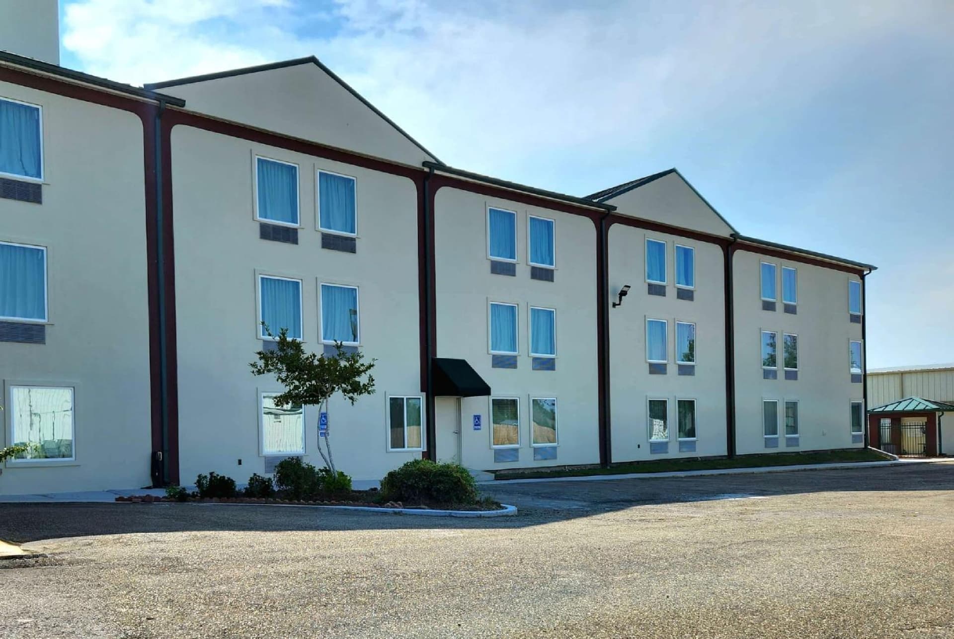 Days Inn by Wyndham LaPlace- New Orleans featured exterior or lobby in Laplace, LA — similar hotel