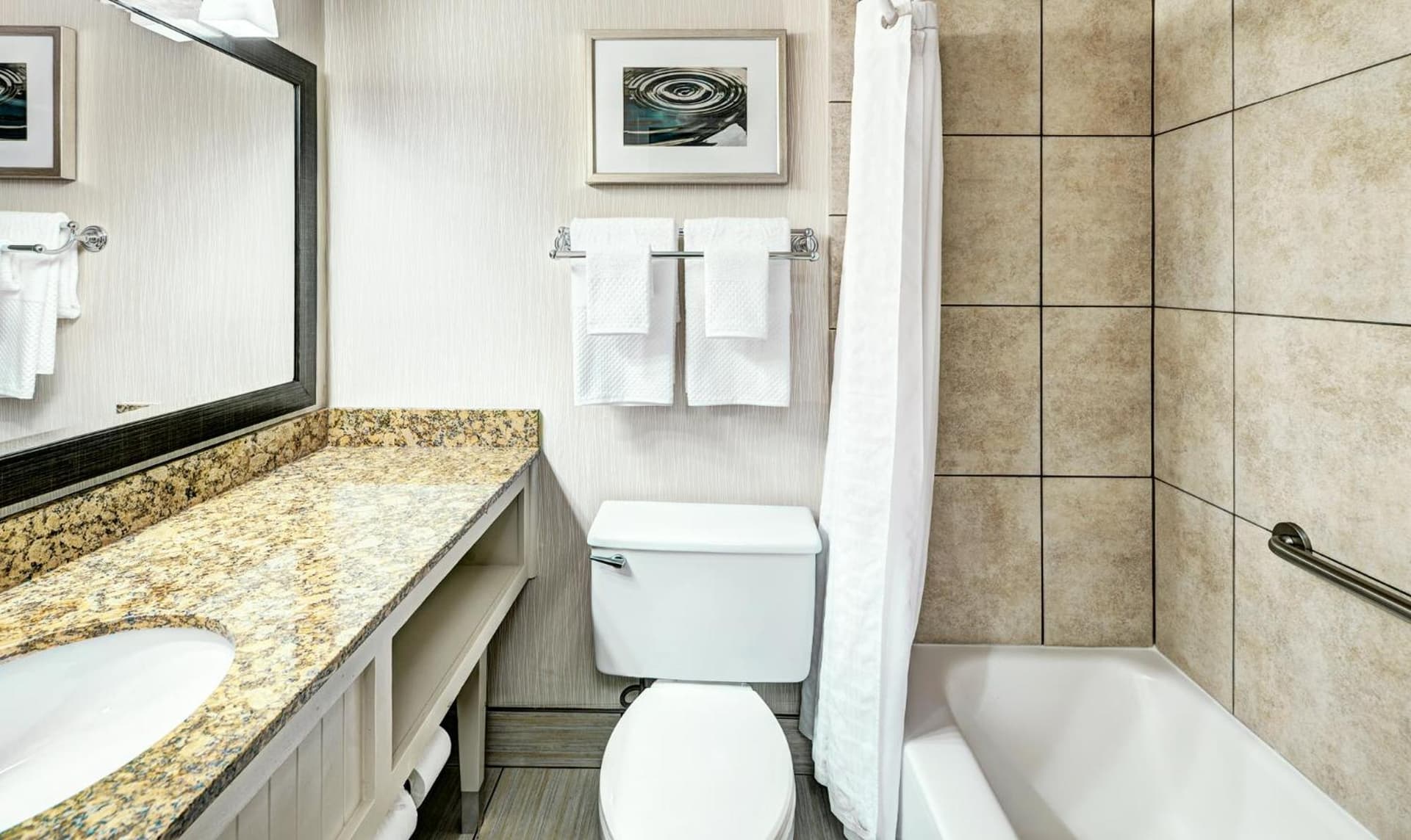 DoubleTree by Hilton Milwaukee Downtown gallery photo in Milwaukee, WI — image 5
