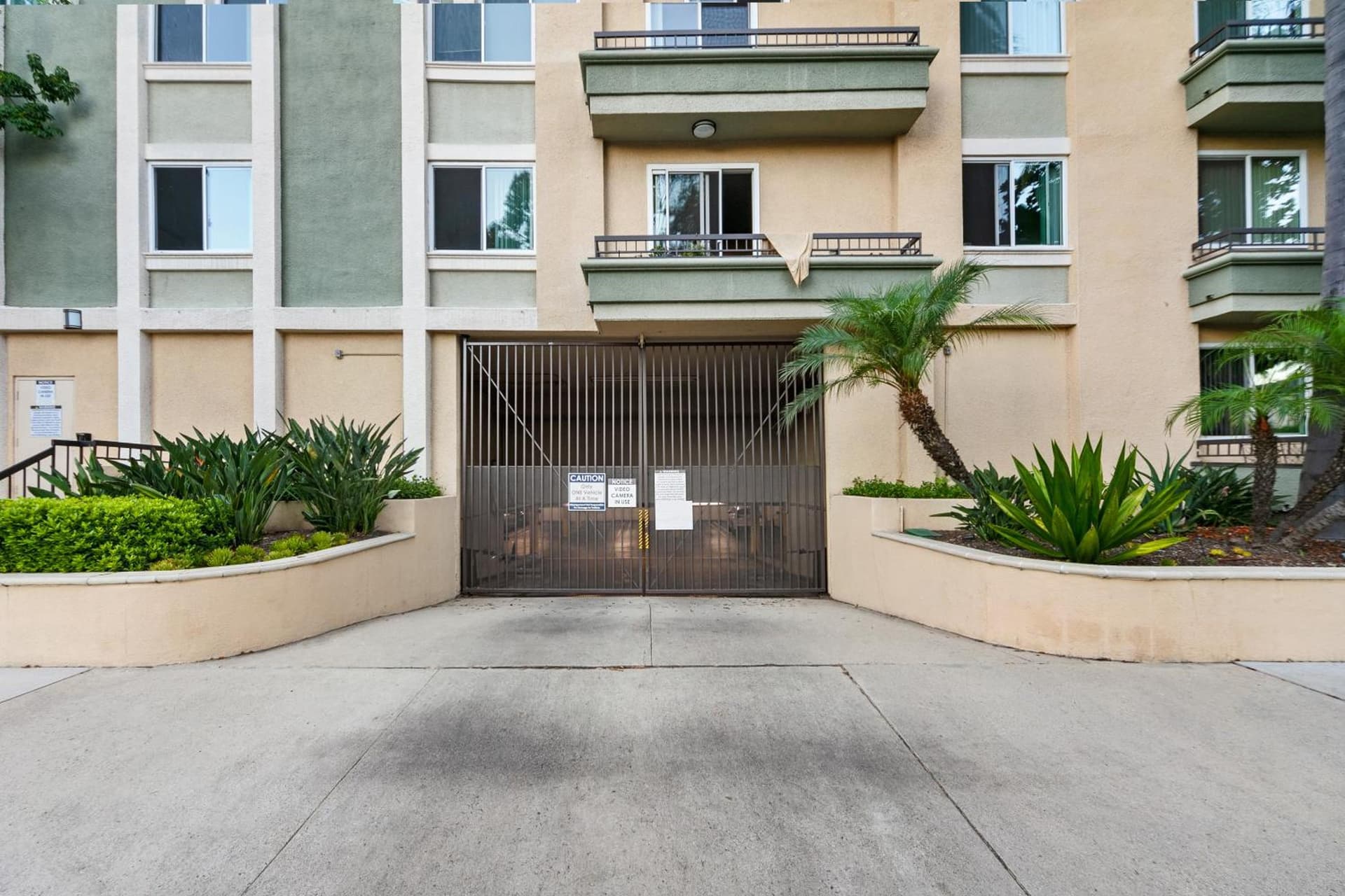 Beverly Hills Penthouse 2 BR Apt with Parking 407 featured exterior or lobby in Los Angeles, CA — similar hotel