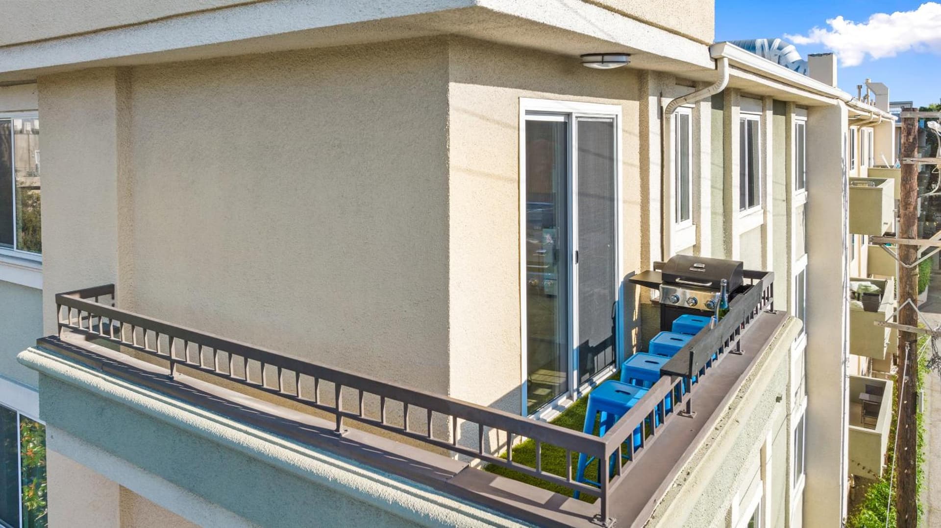 Beverly Hills Penthouse 2 BR Apt with Parking 407 property views in Los Angeles, CA — gallery photo 3
