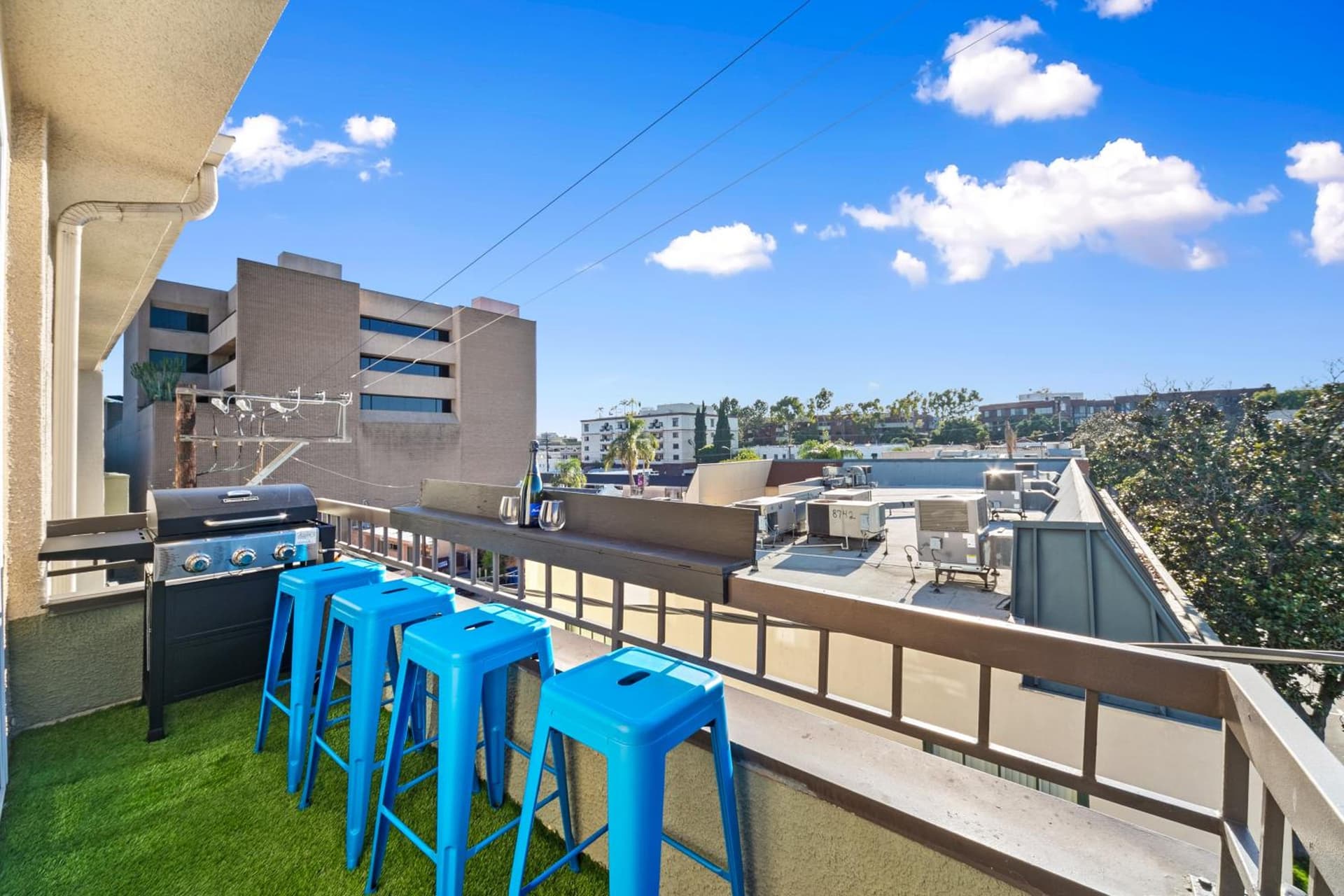 Beverly Hills Penthouse 2 BR Apt with Parking 407 interior in Los Angeles, CA — gallery photo 2