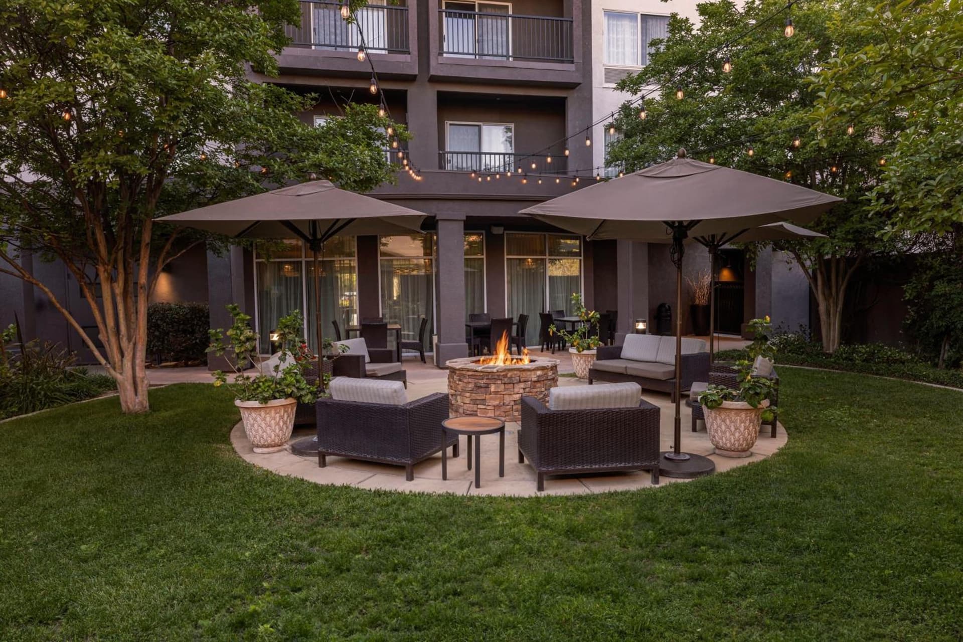 Courtyard Ventura Simi Valley gallery photo in Simi Valley, CA — image 6