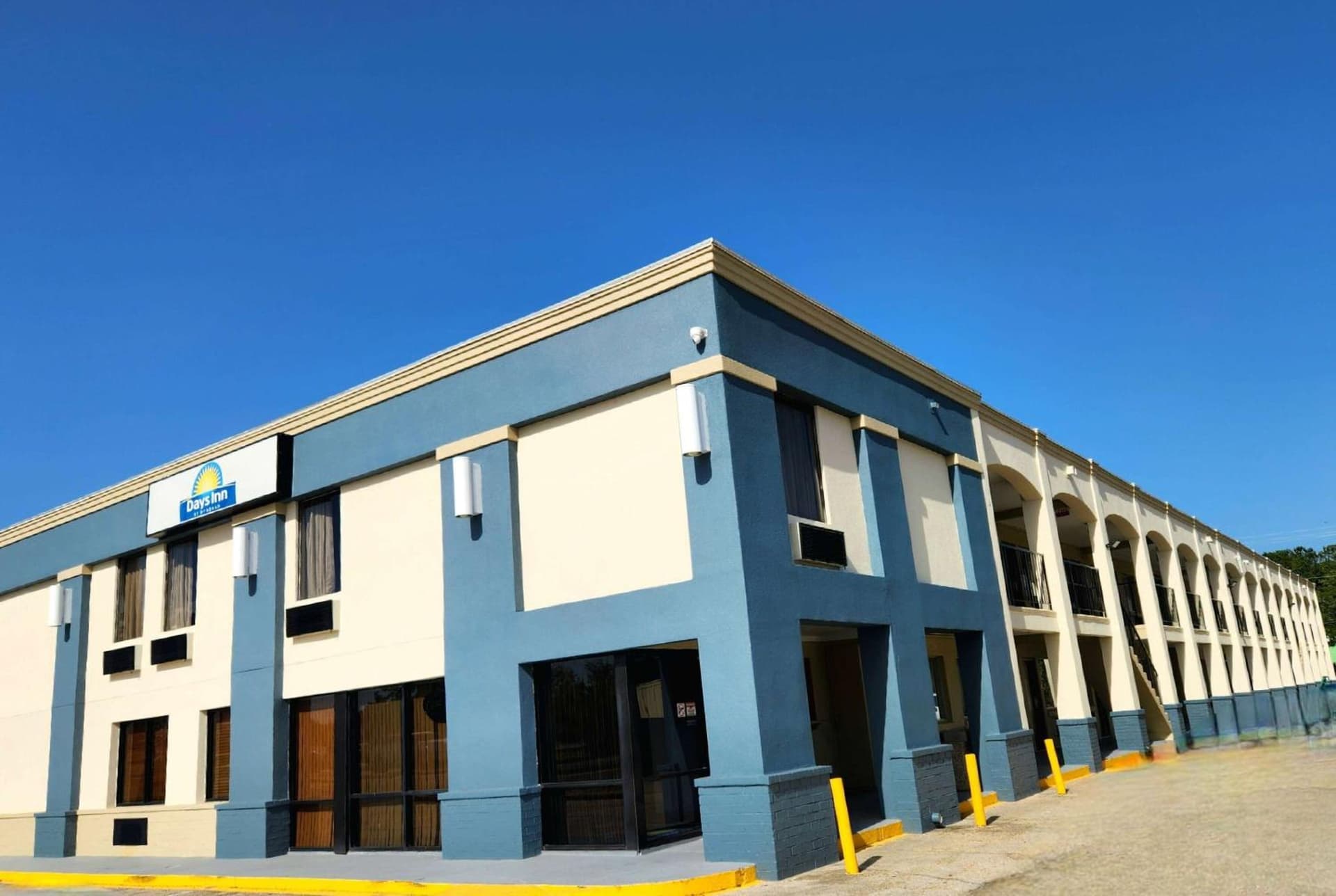 Days Inn by Wyndham Slidell interior in Slidell, LA — gallery photo 2