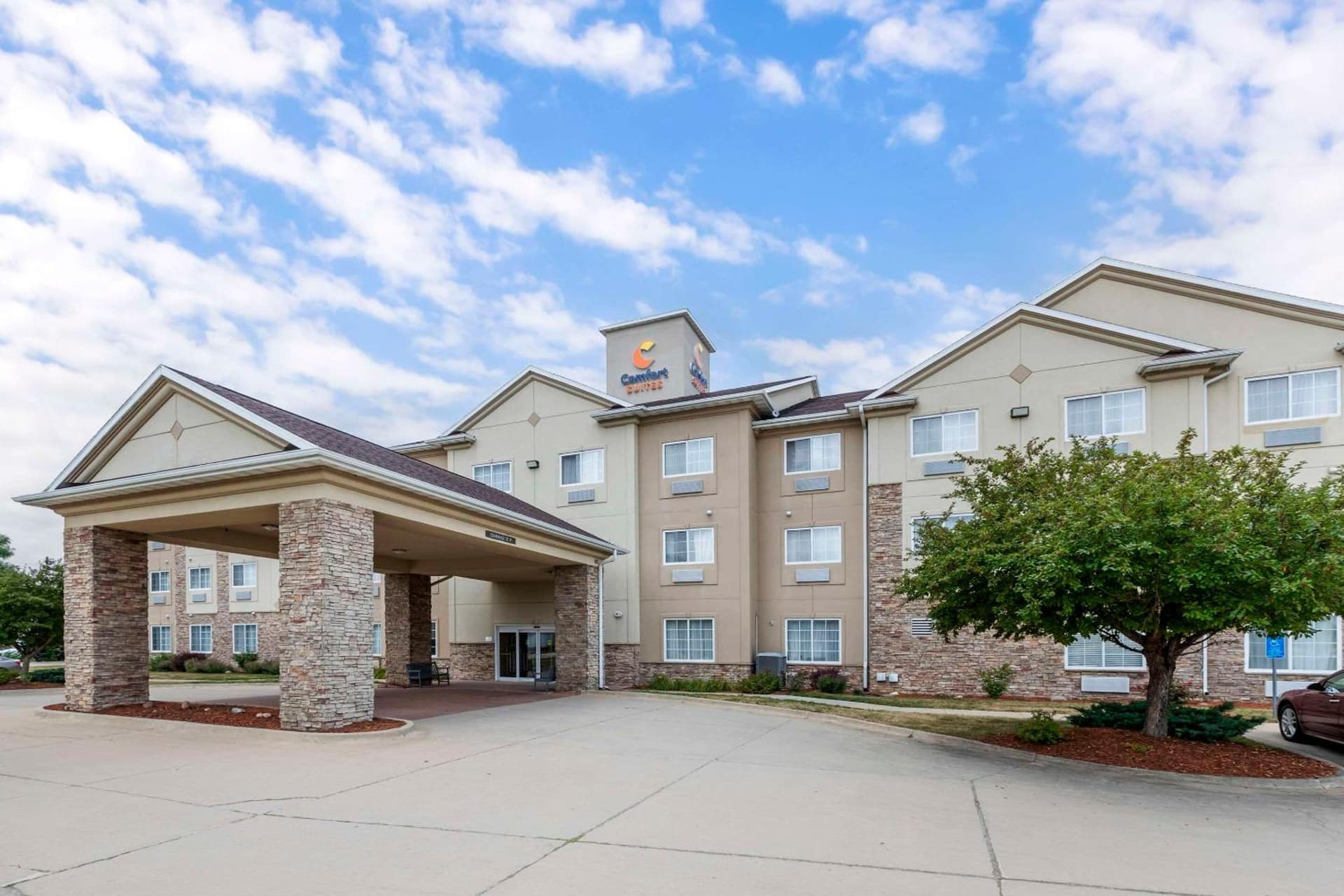 Comfort Suites Cedar Falls Industrial Park property views in Cedar Falls, IA — gallery photo 3