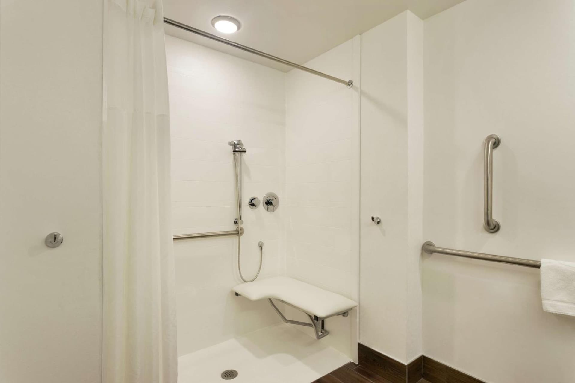 Hampton Inn and Suites Springdale interior in Springdale, AR — gallery photo 2