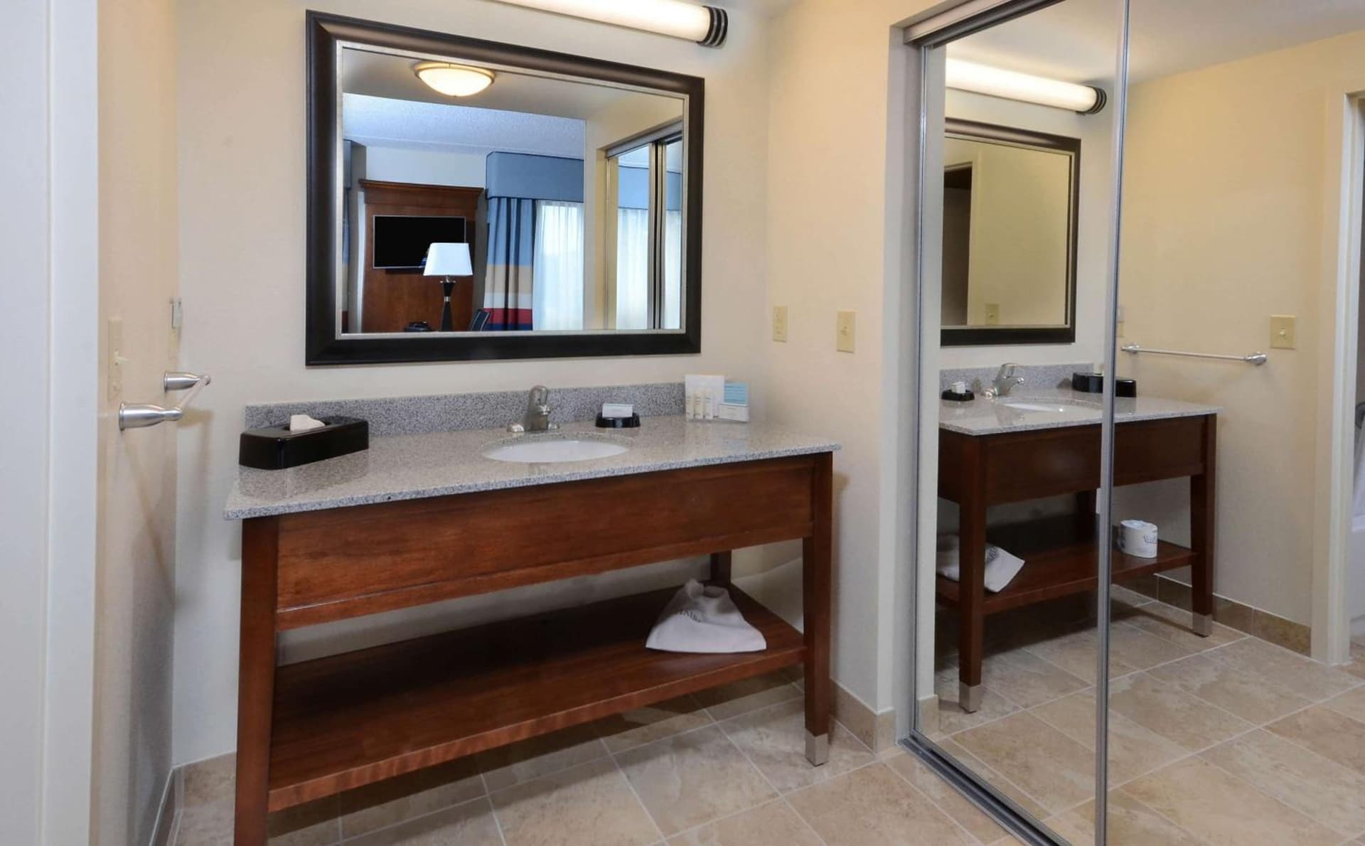 Hampton Inn and Suites Lynchburg gallery photo in Lynchburg, VA — image 8
