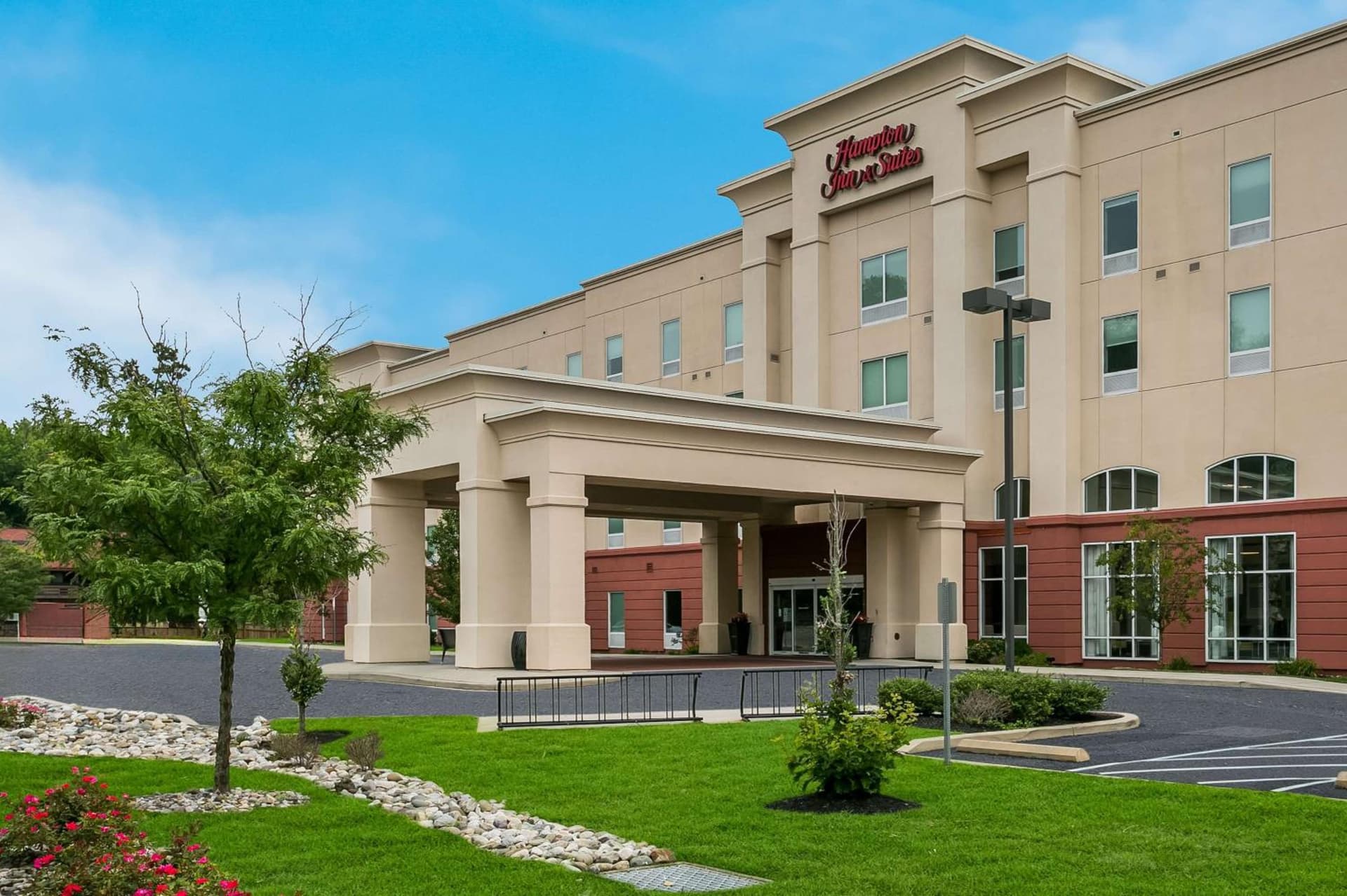 Hampton Inn & Suites Wilmington Christiana interior in Newark, DE — gallery photo 2