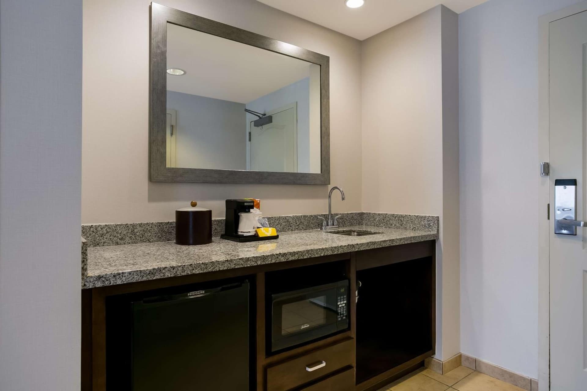 Hampton Inn & Suites Wilmington Christiana gallery photo in Newark, DE — image 10