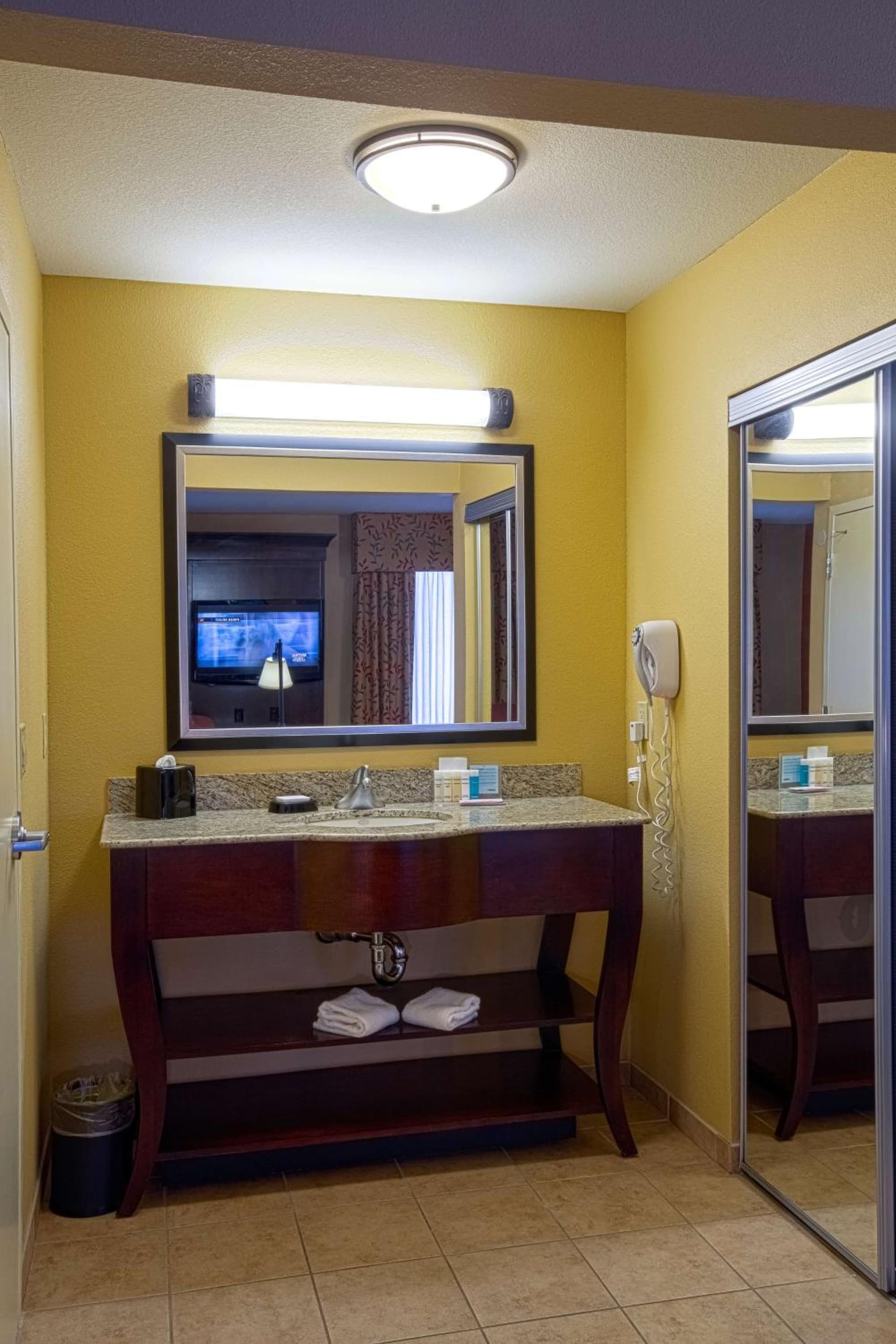 Hampton Inn & Suites Sacramento-Elk Grove Laguna I-5 interior in Elk Grove, CA — gallery photo 2