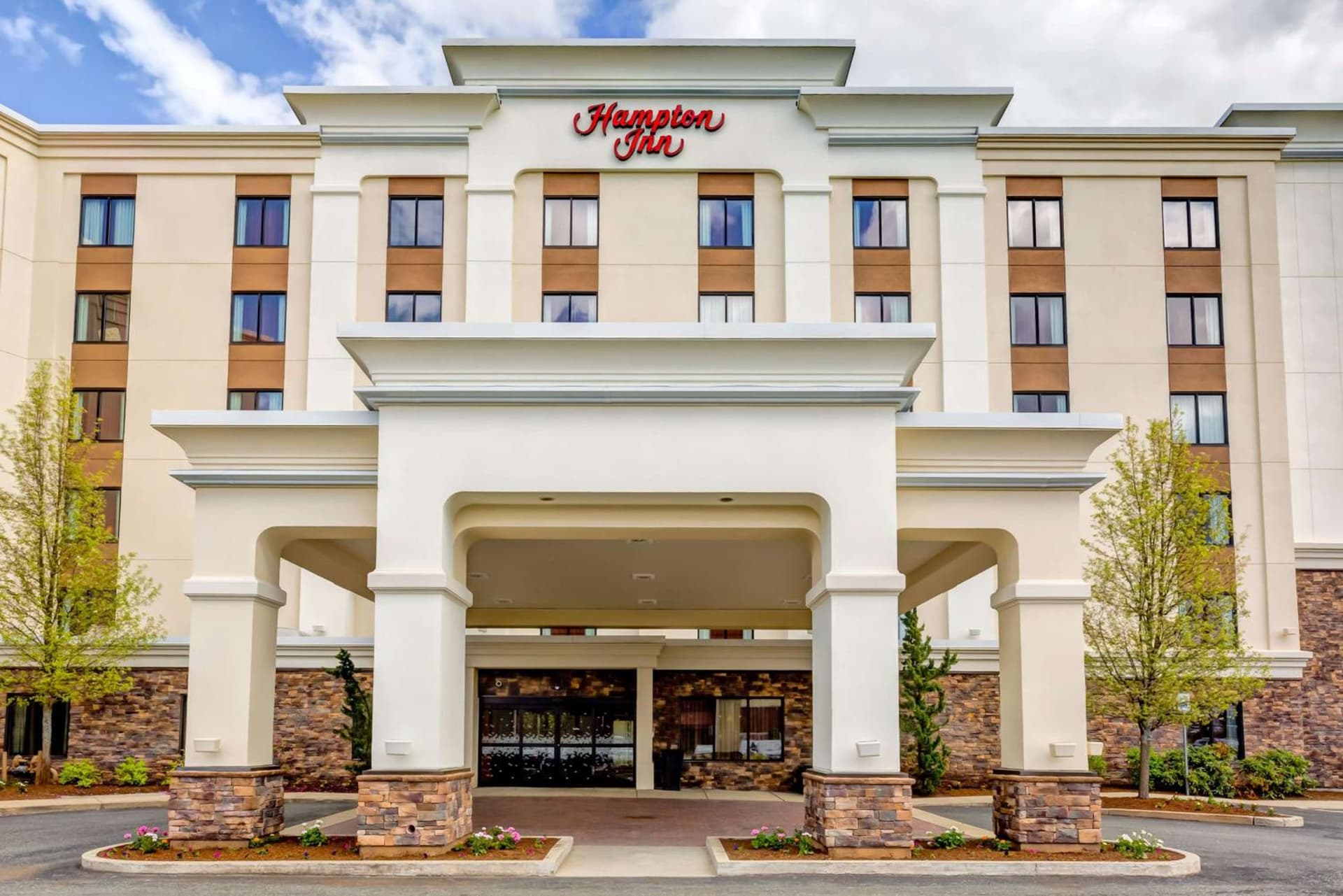 Hampton Inn Boston-Norwood interior in Norwood — gallery photo 2