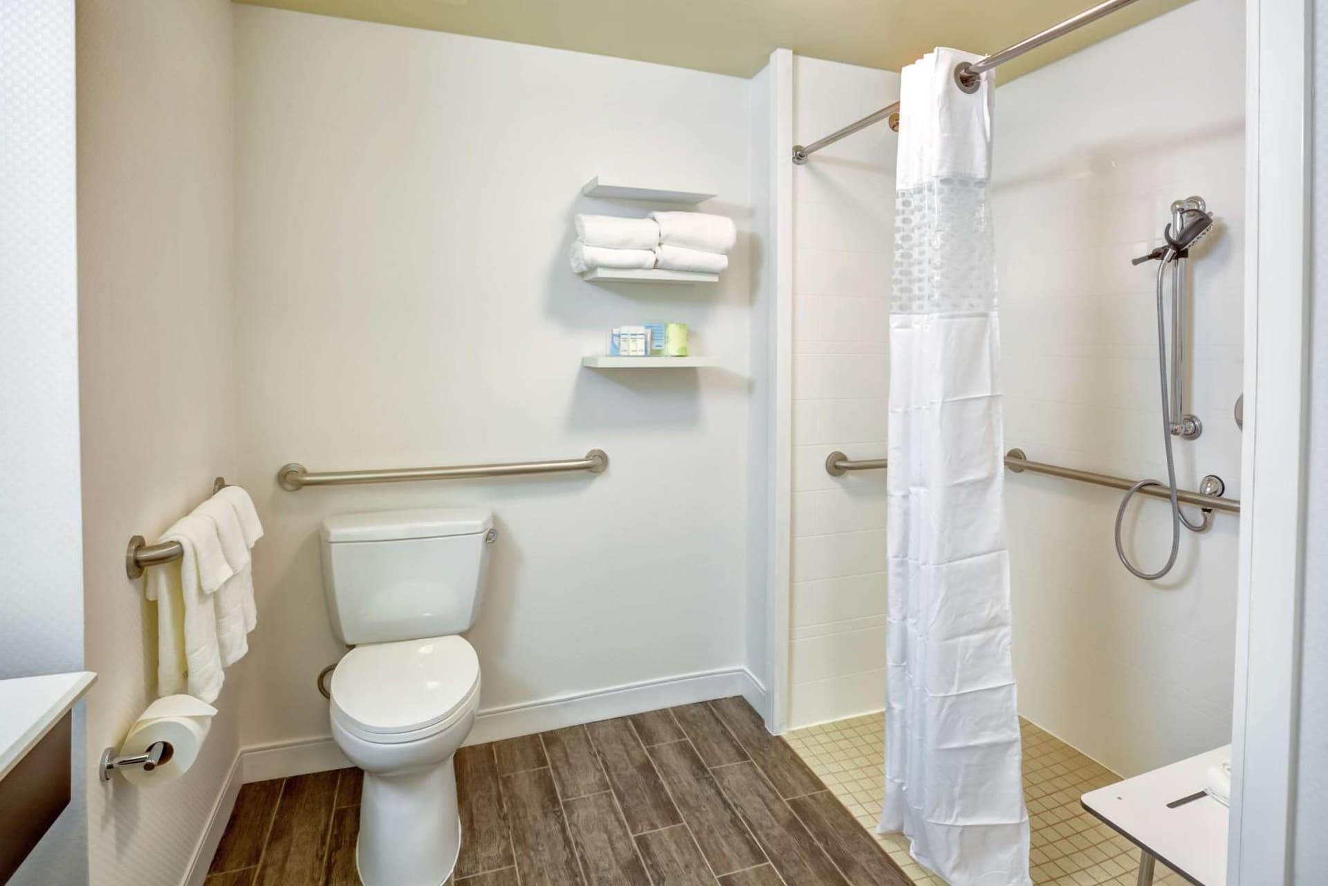 Hampton Inn Boston-Norwood interior in Norwood — gallery photo 2