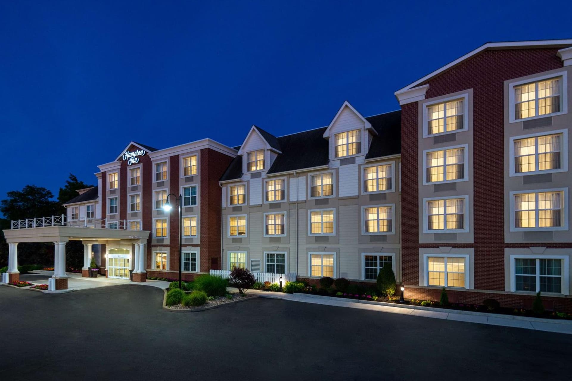Hampton Inn Buffalo-Williamsville interior in Williamsville, NY — gallery photo 2