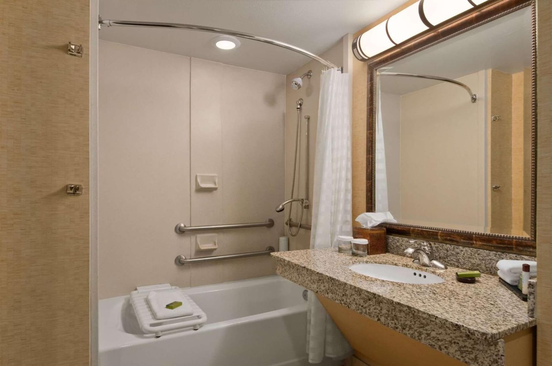 Embassy Suites by Hilton Charlotte Concord Golf Resort & Spa gallery photo in Concord, NC — image 12