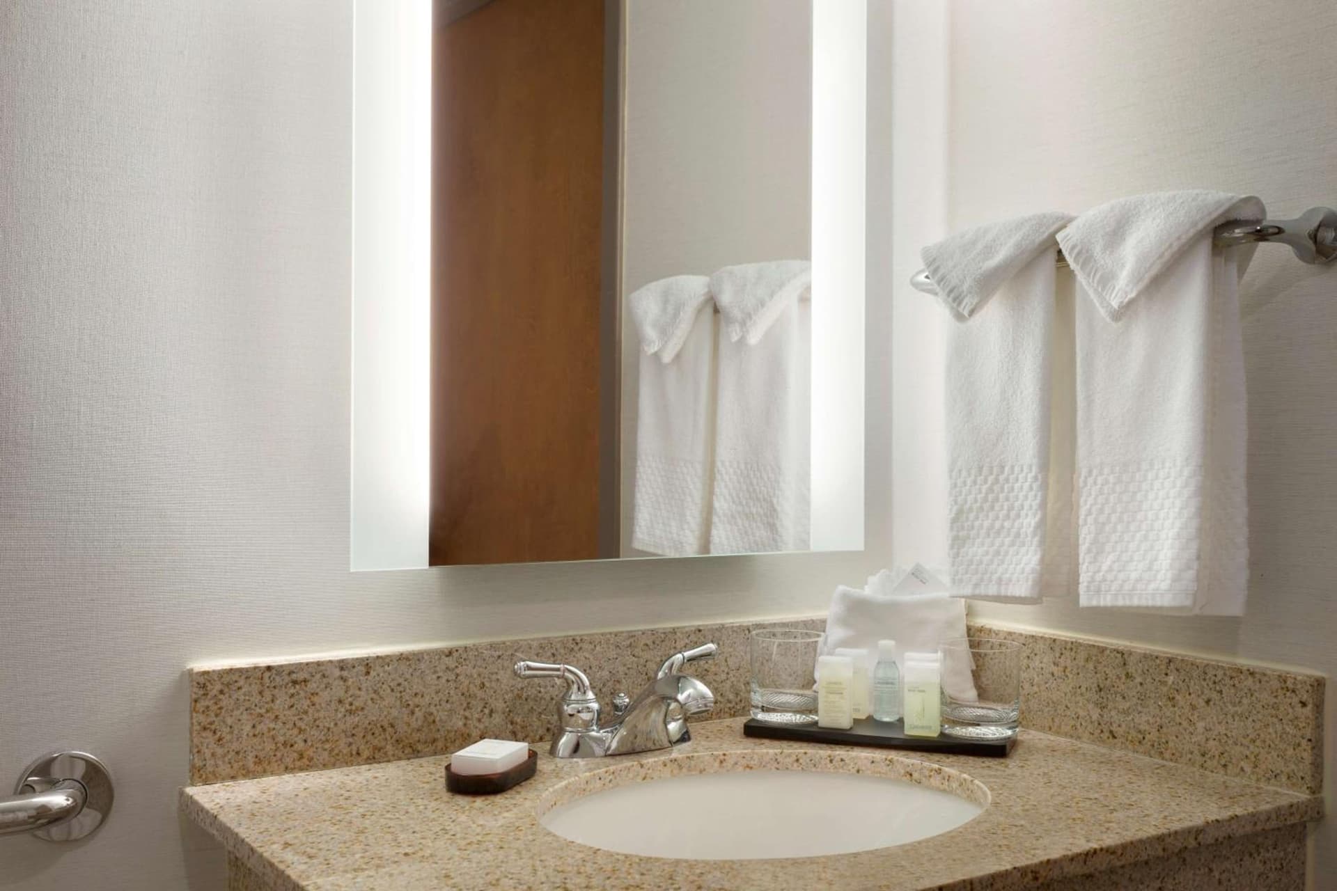 Embassy Suites by Hilton Columbus gallery photo in Columbus, OH — image 4