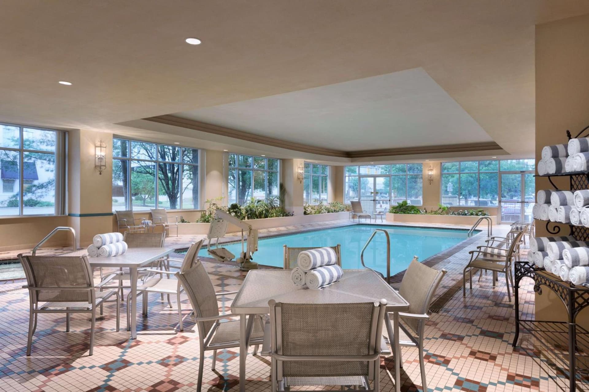 Embassy Suites Charleston gallery photo in Charleston, WV — image 43
