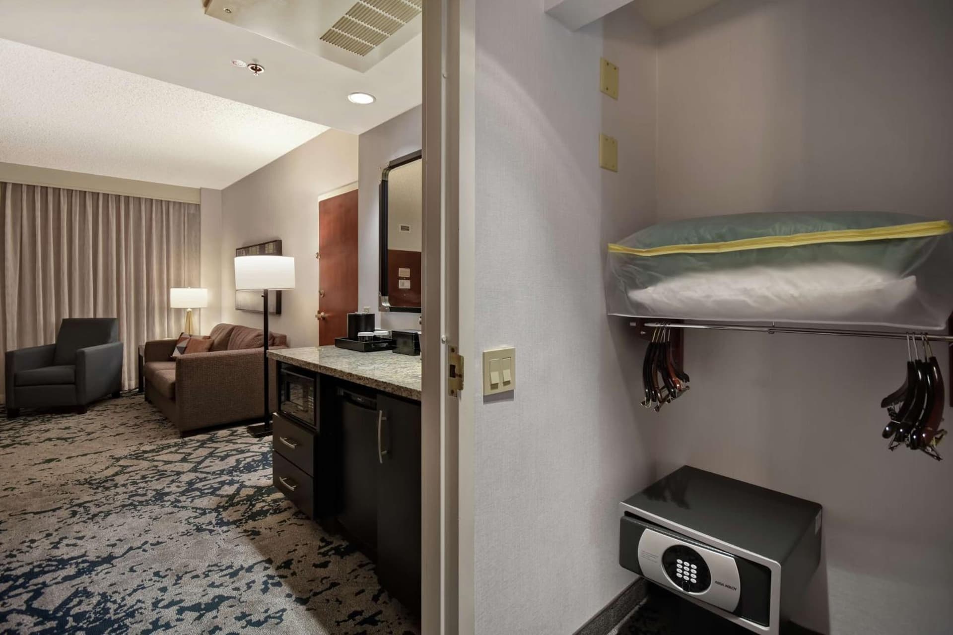 Embassy Suites Charleston gallery photo in Charleston, WV — image 33
