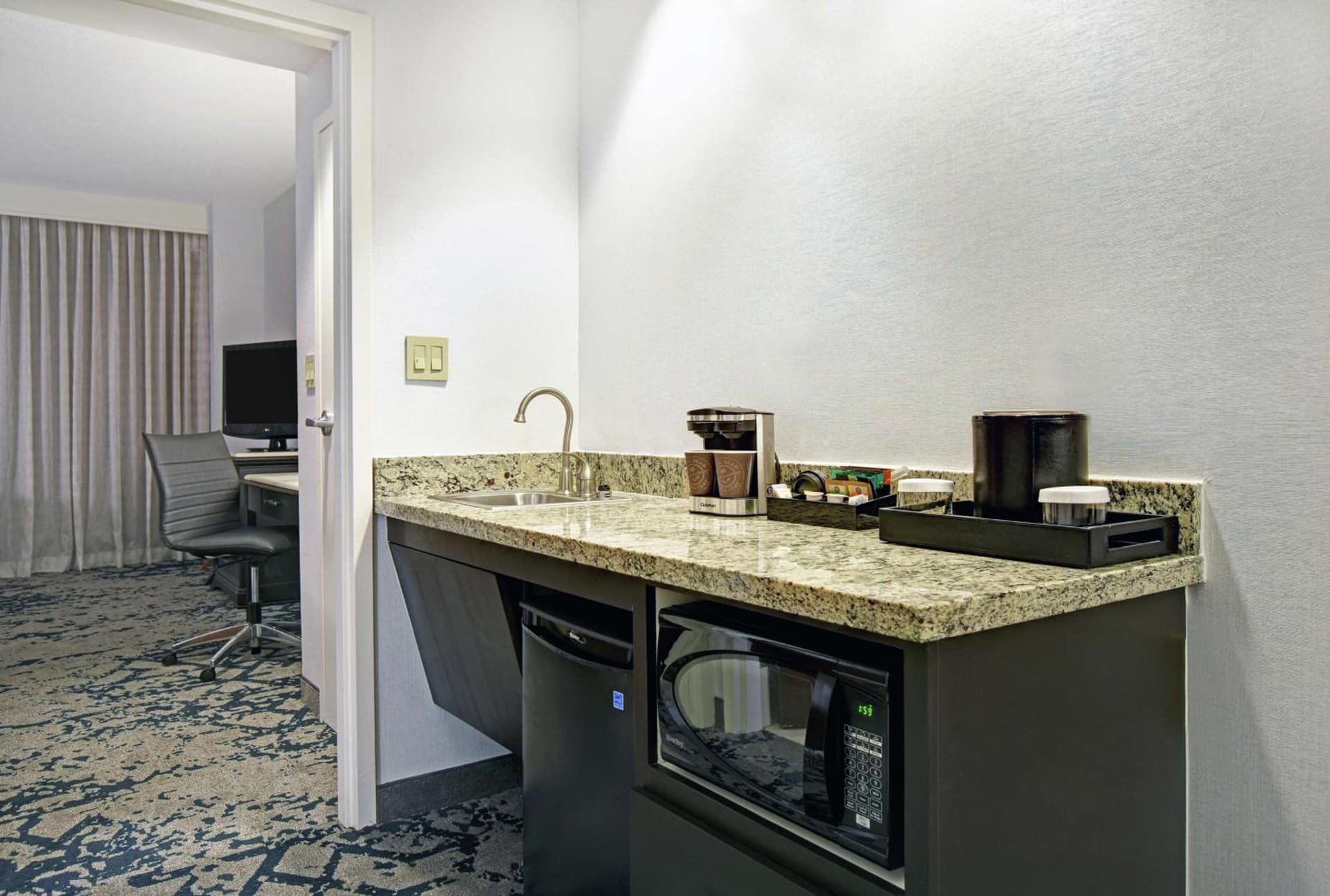 Embassy Suites Charleston gallery photo in Charleston, WV — image 12
