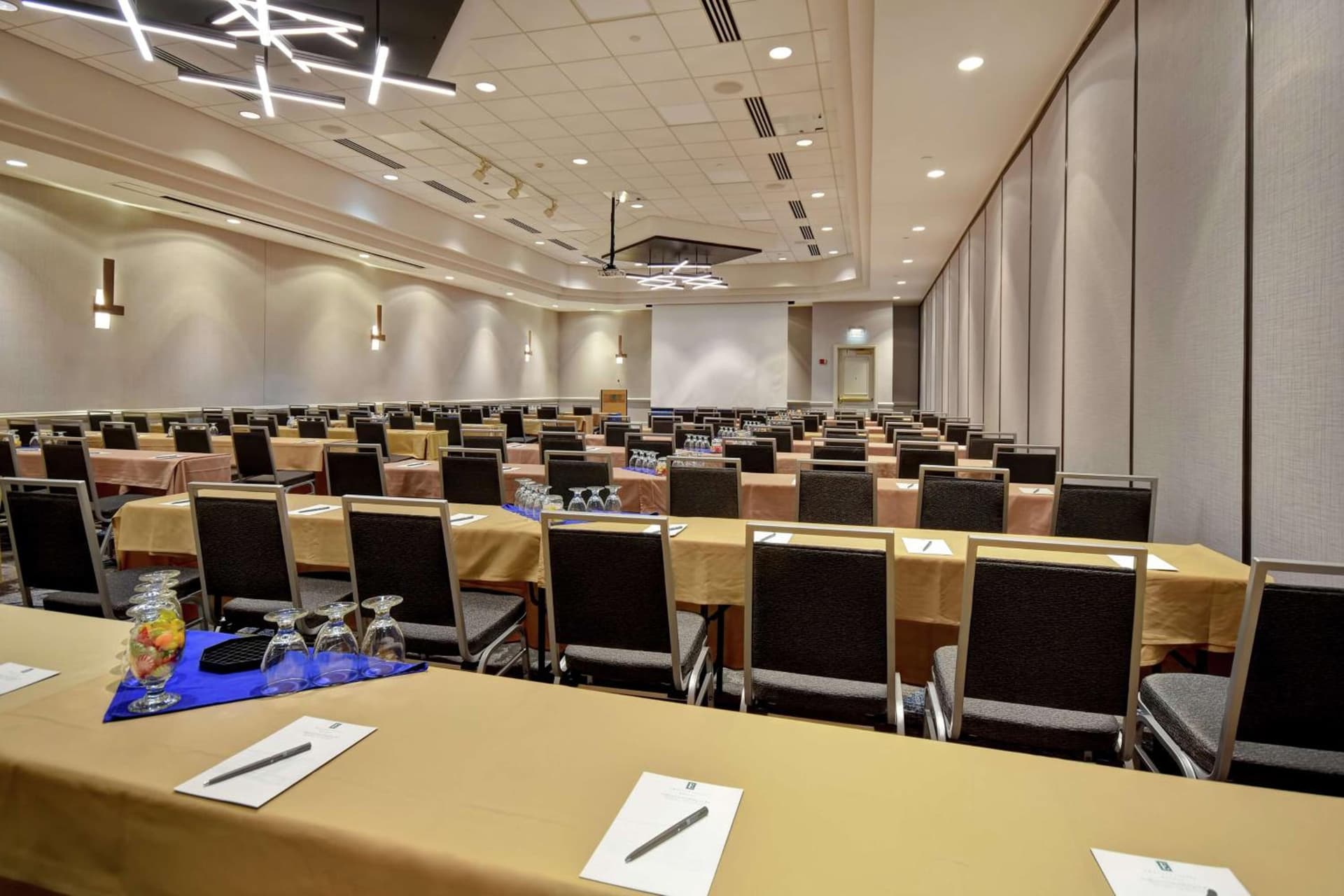 Embassy Suites Charleston gallery photo in Charleston, WV — image 48