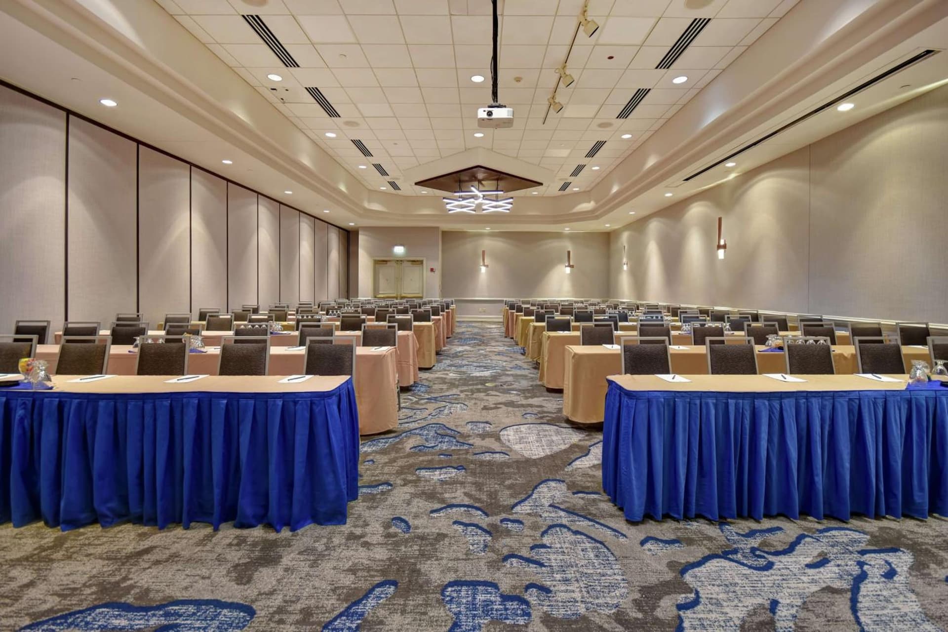Embassy Suites Charleston gallery photo in Charleston, WV — image 6