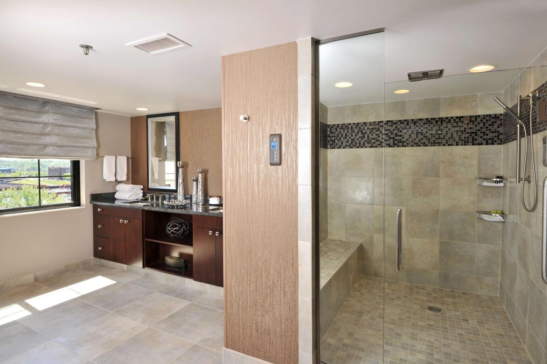Embassy Suites Des Moines Downtown gallery photo in Des Moines, IA — image 12