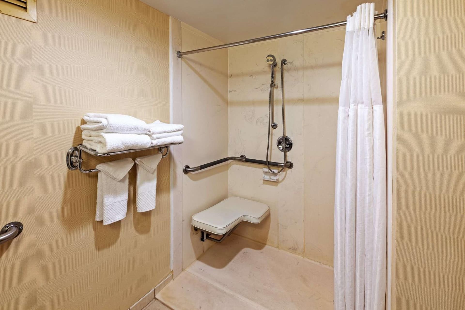 Embassy Suites by Hilton Greensboro Airport gallery photo in Greensboro, NC — image 28