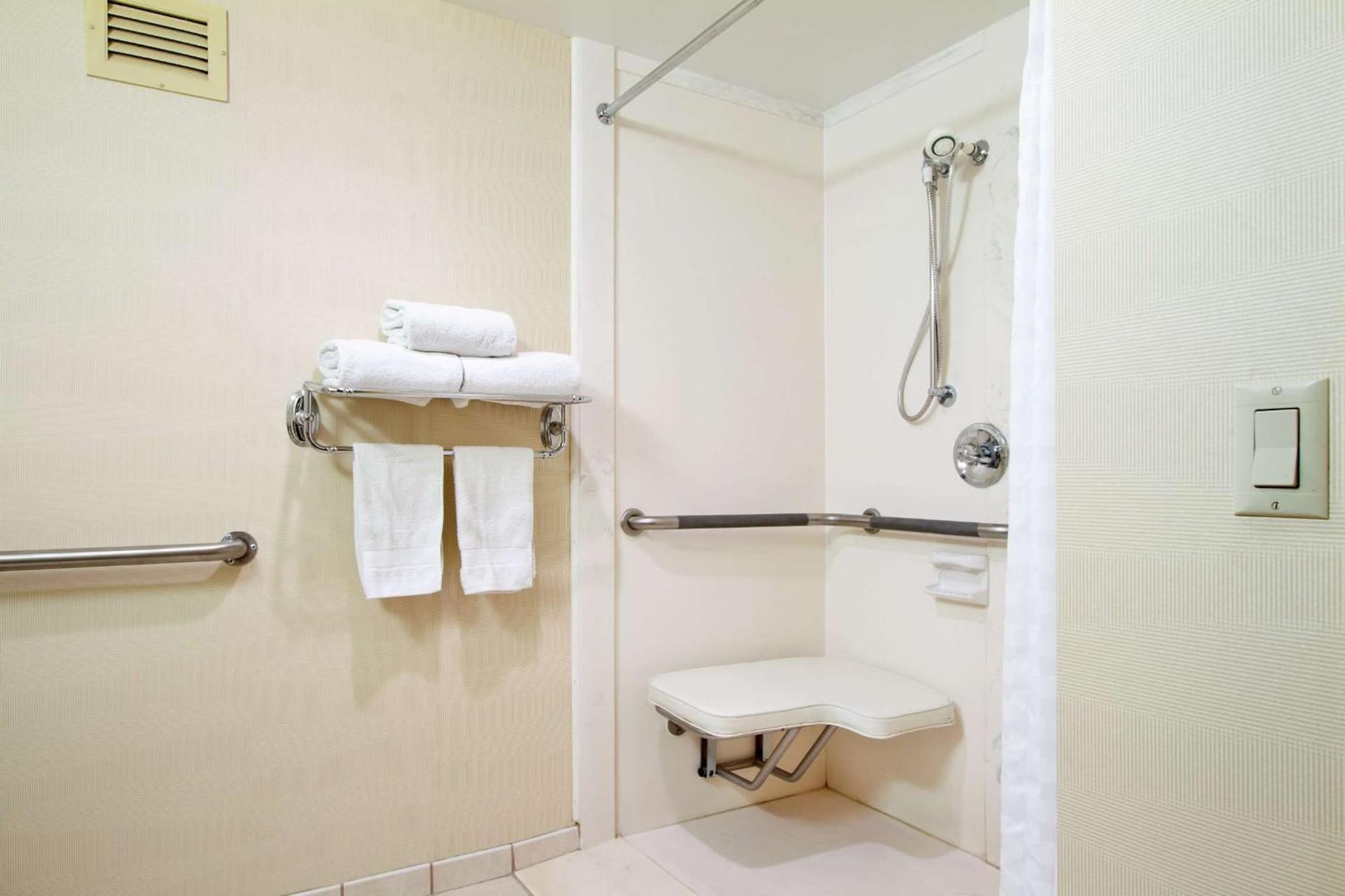Embassy Suites by Hilton Greensboro Airport gallery photo in Greensboro, NC — image 39