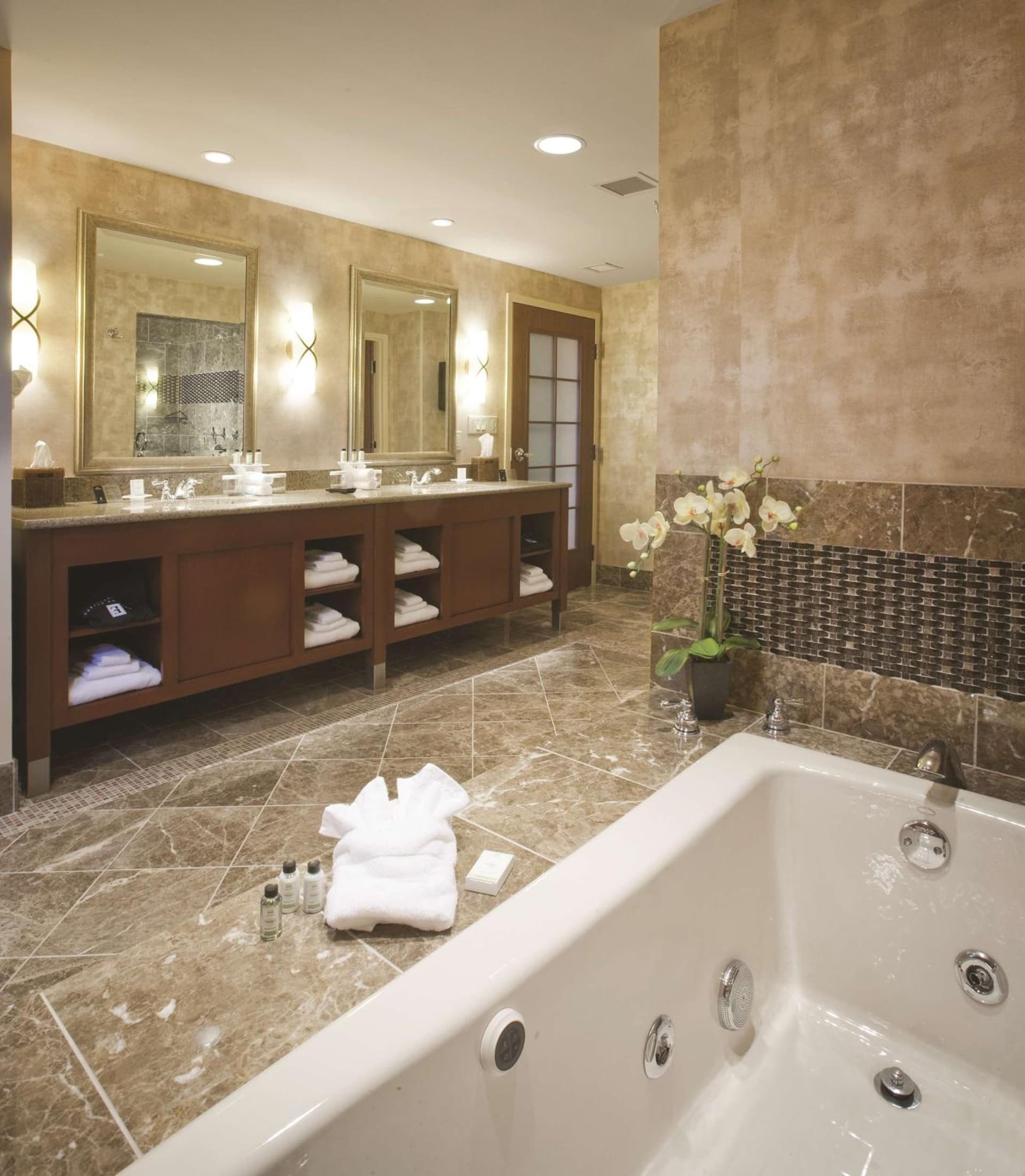 Embassy Suites by Hilton Norman Hotel & Conference Center gallery photo in Norman, OK — image 7