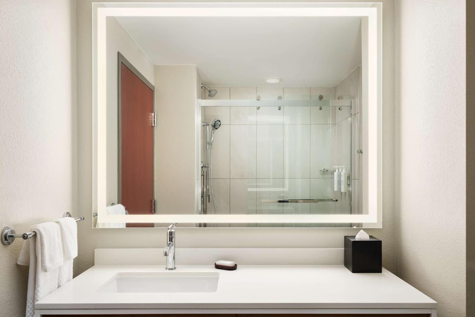Embassy Suites by Hilton Hampton Convention Center gallery photo in Hampton, VA — image 35