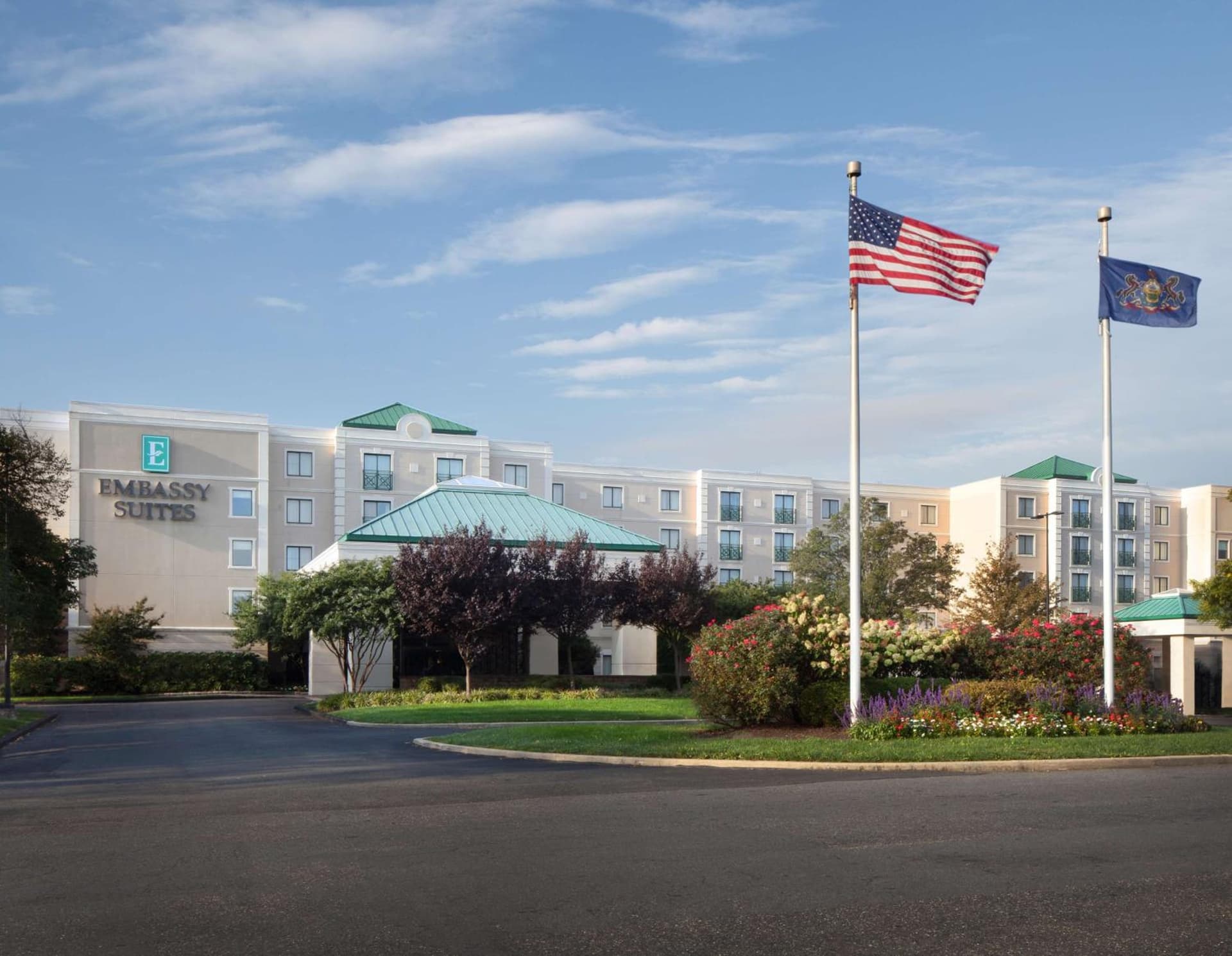 Embassy Suites by Hilton Philadelphia Airport interior in Philadelphia, PA — gallery photo 2