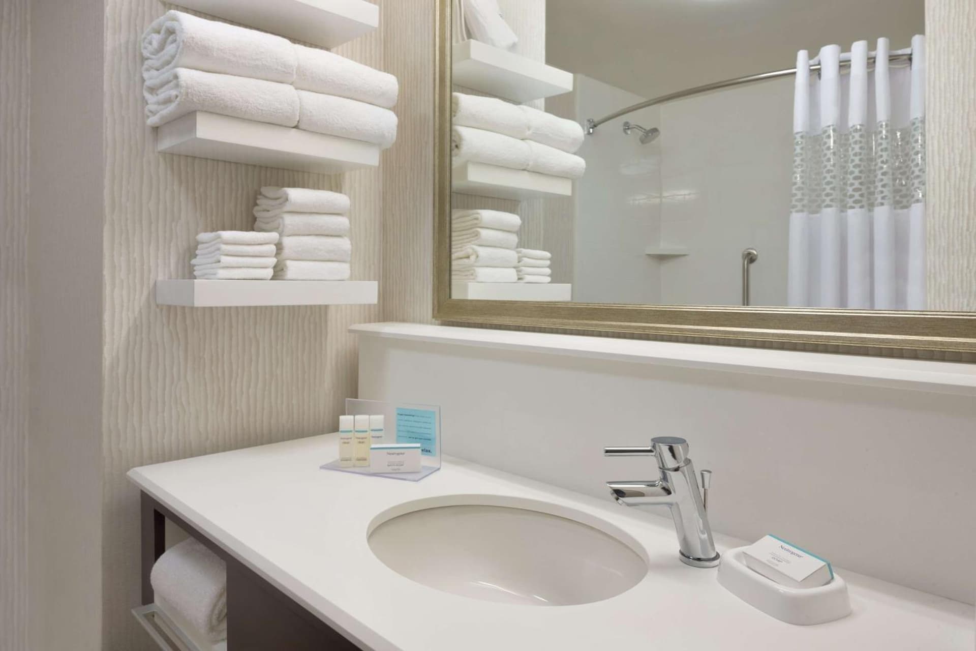 Hampton Inn & Suites Rosemont Chicago O'Hare gallery photo in Rosemont, IL — image 20