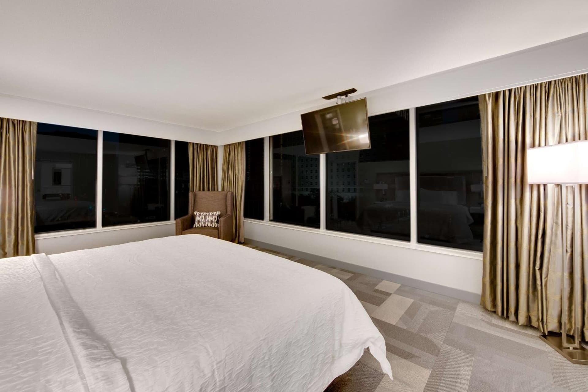 Hampton Inn & Suites Fort Worth Downtown interior in Fort Worth, TX — gallery photo 2