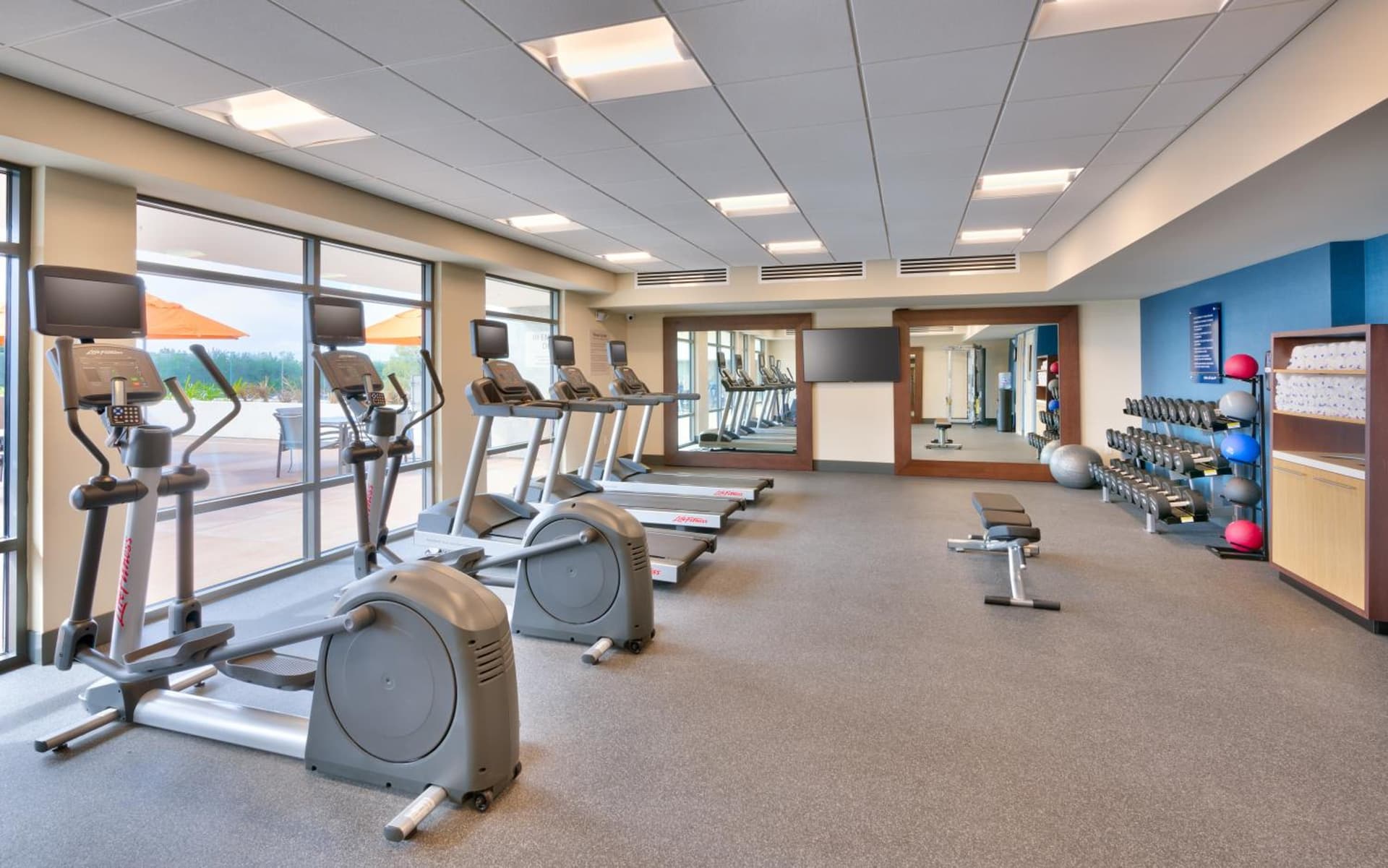 Hampton Inn & Suites Anaheim Resort Convention Center gallery photo in Anaheim, CA — image 15